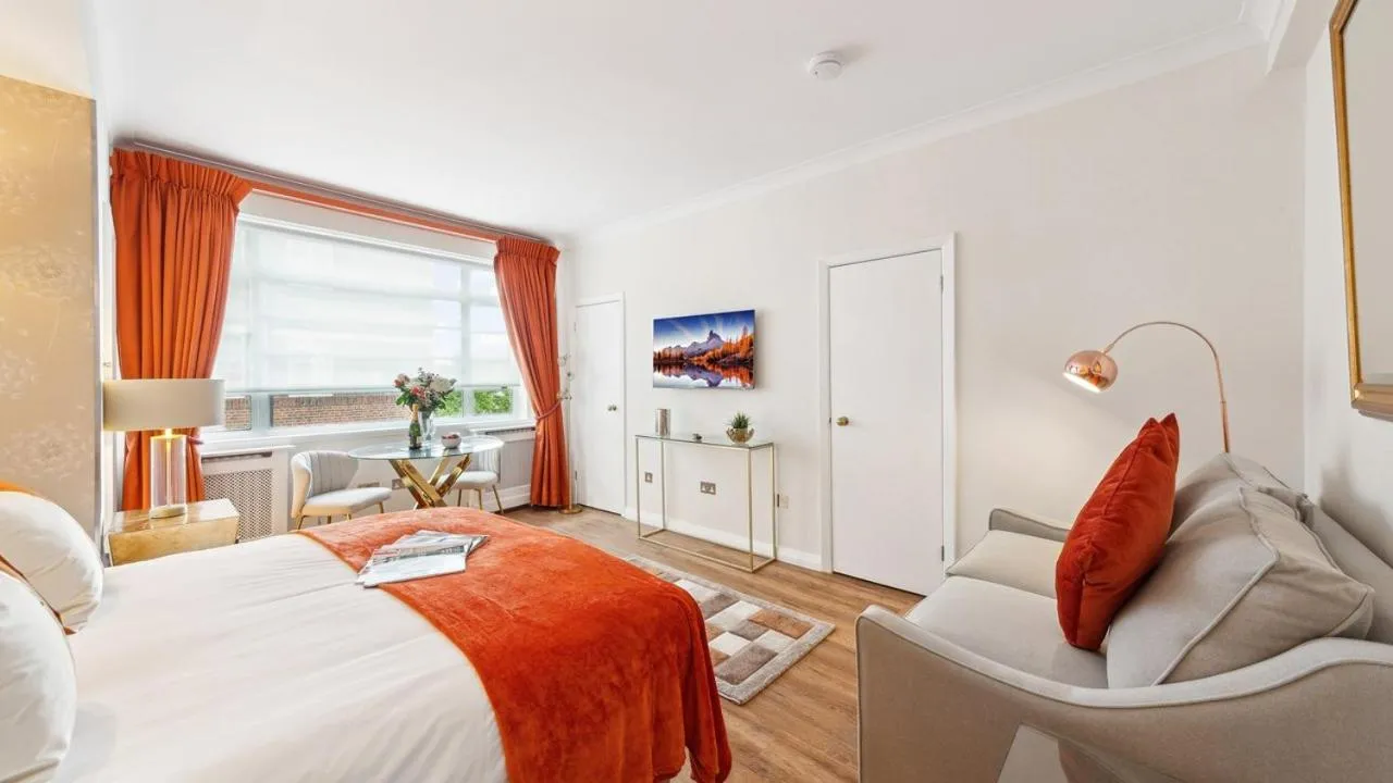 Bed in Nell Gwynn Chelsea Accommodation