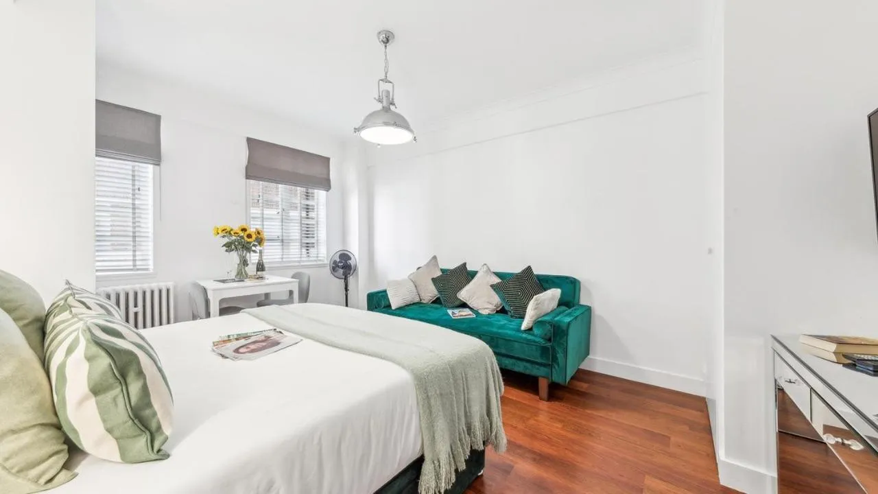 Bed in Nell Gwynn Chelsea Accommodation