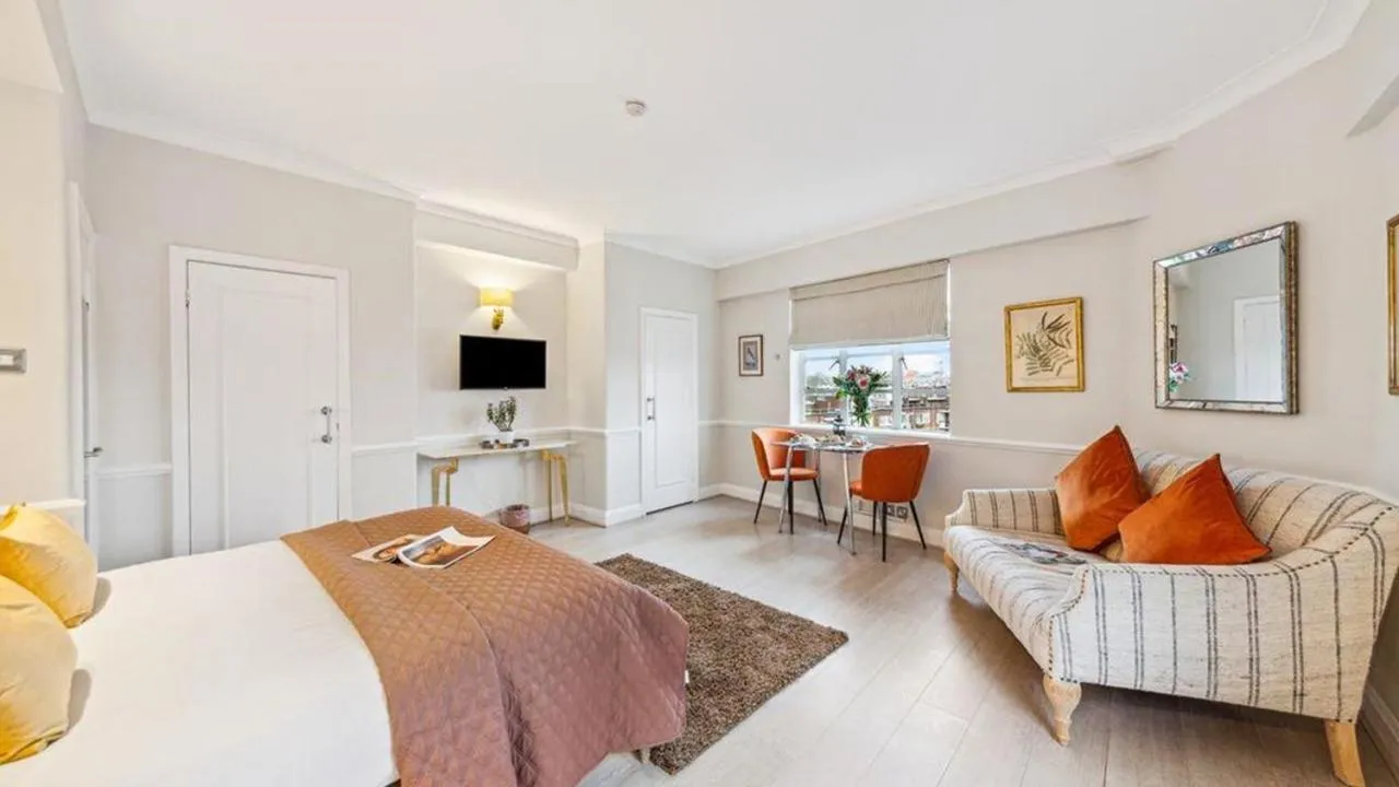 Bed in Nell Gwynn Chelsea Accommodation