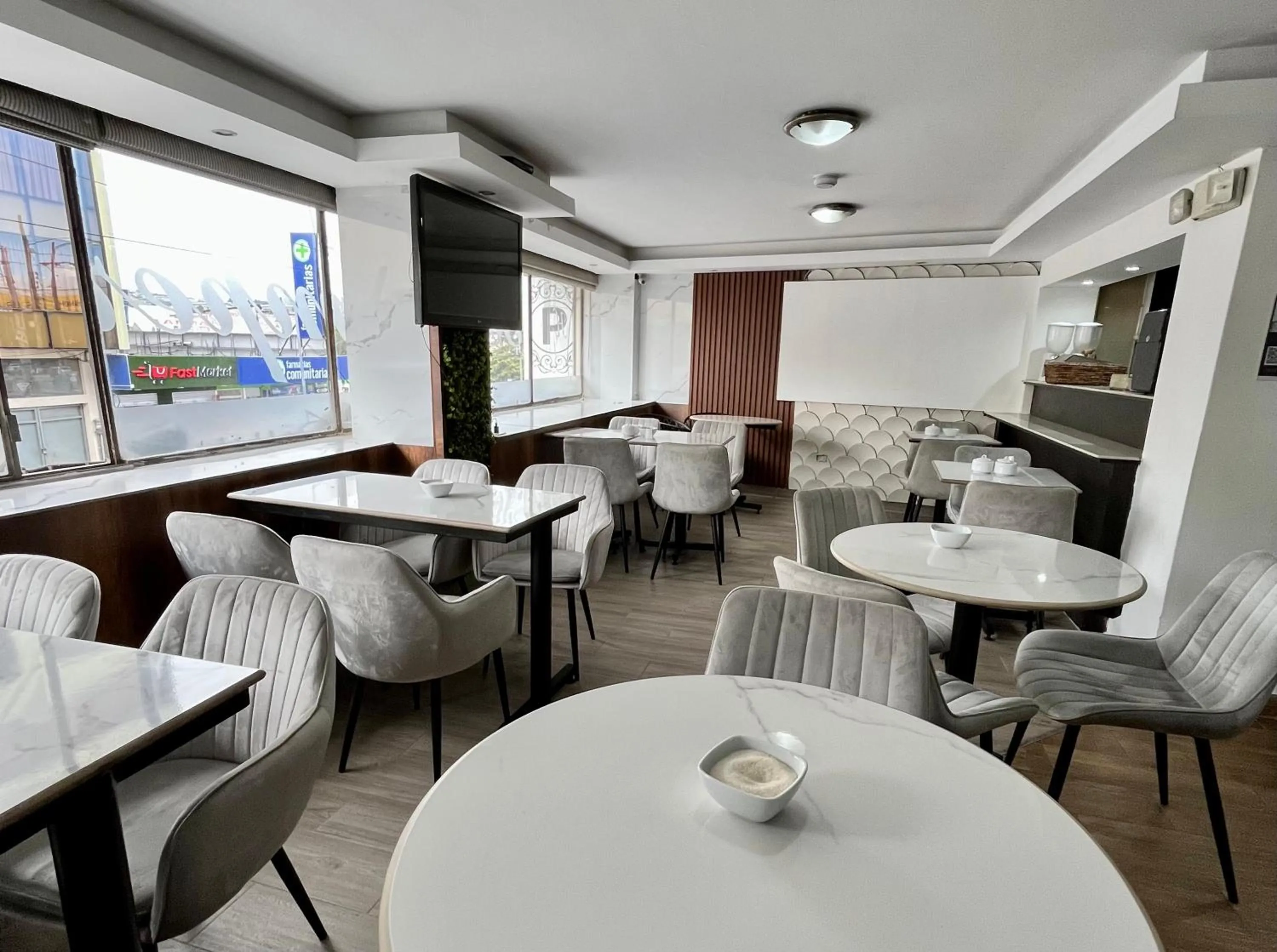 Restaurant/places to eat in Hotel Imperial