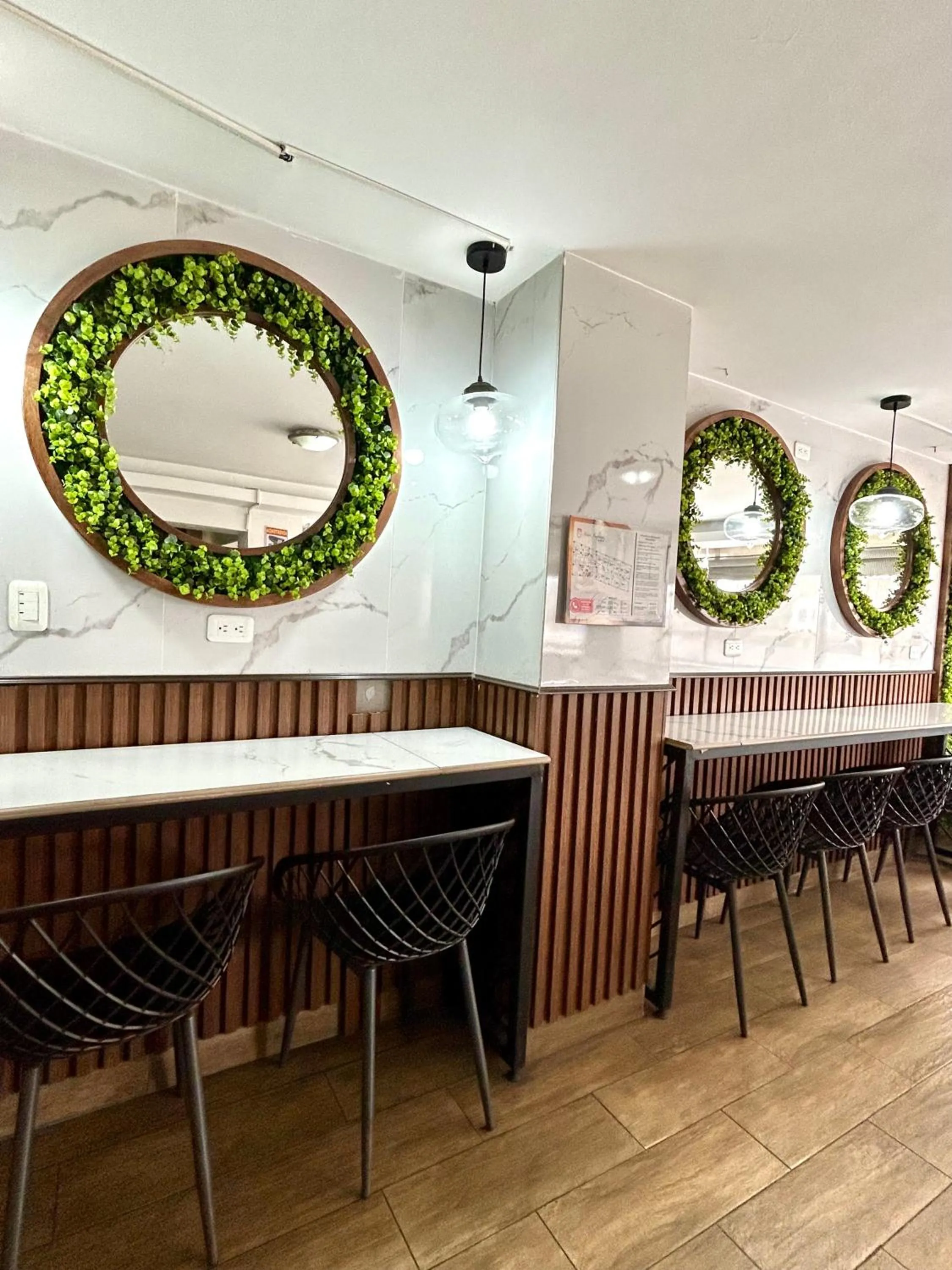 Restaurant/places to eat in Hotel Imperial