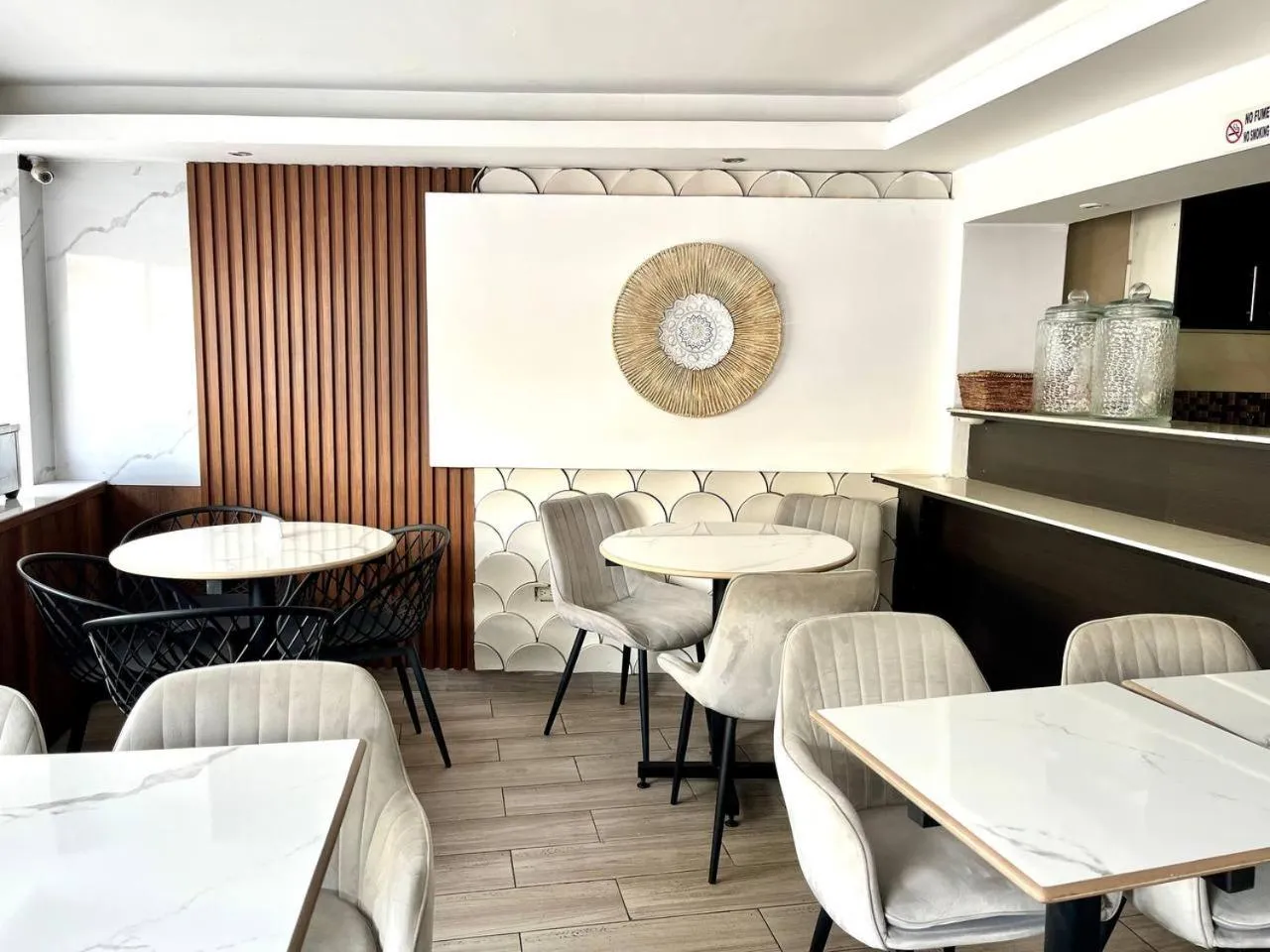 Restaurant/places to eat in Hotel Imperial