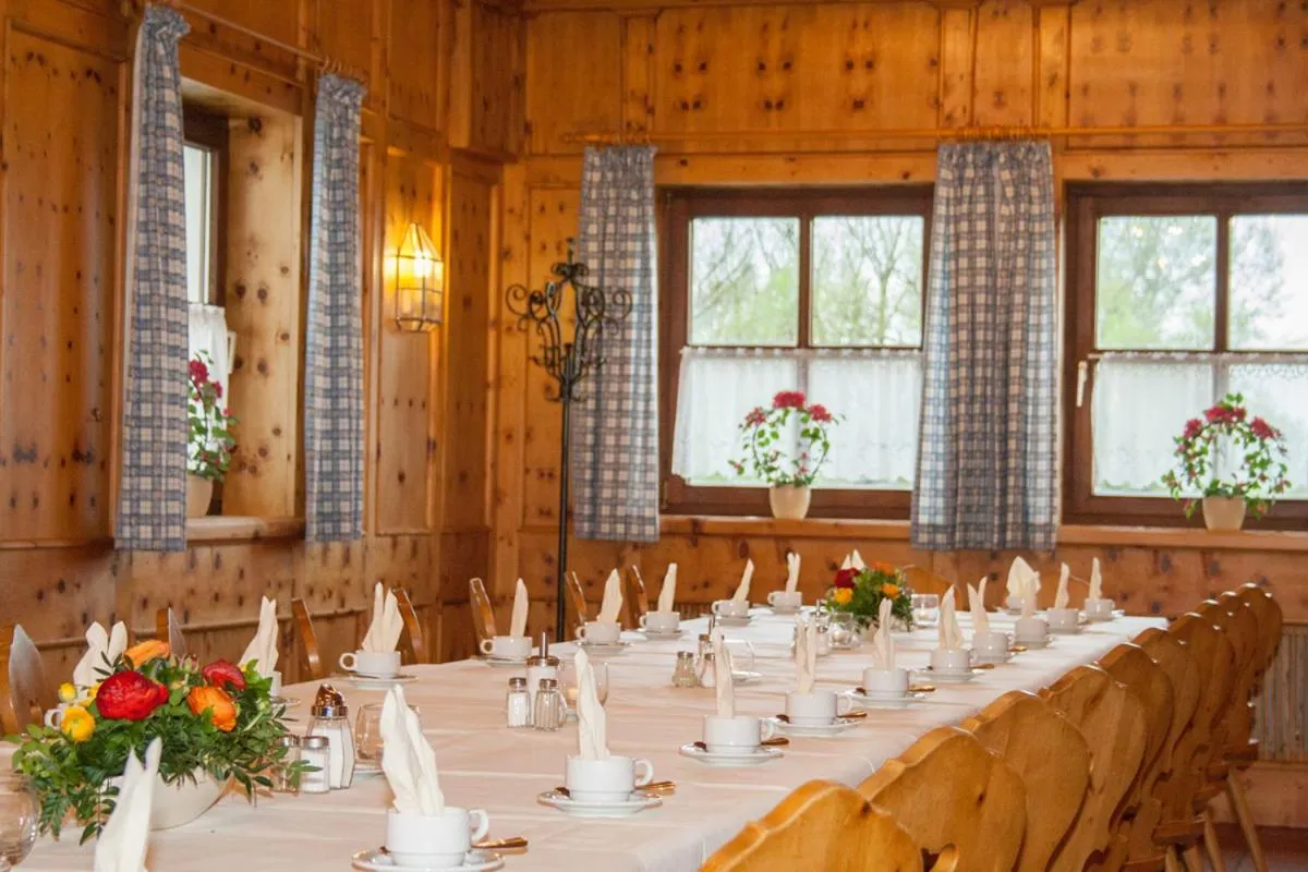 Restaurant/places to eat in Hotel am Regenbogen