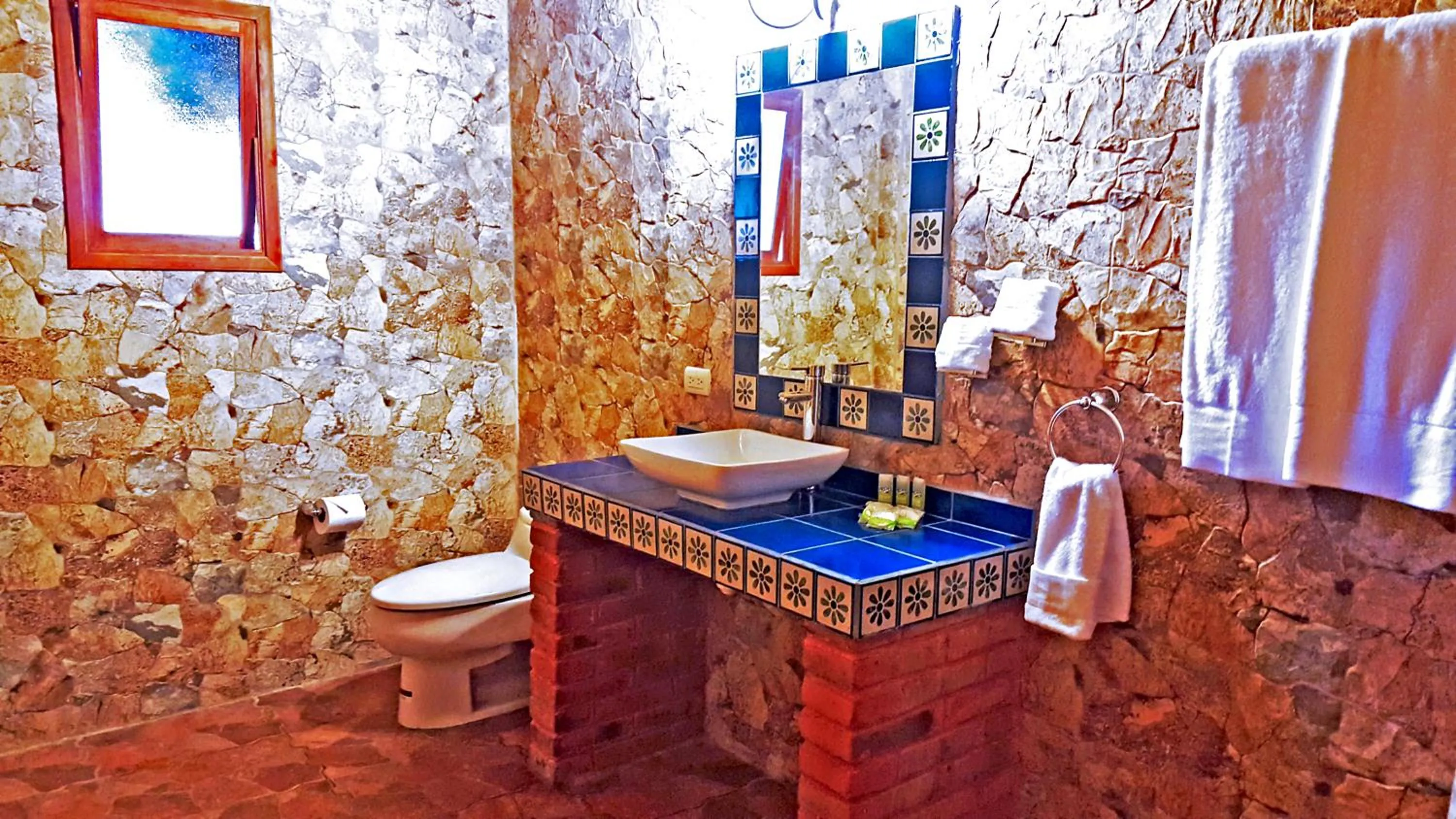 Bathroom in Hotel Eterna Primavera Antigua