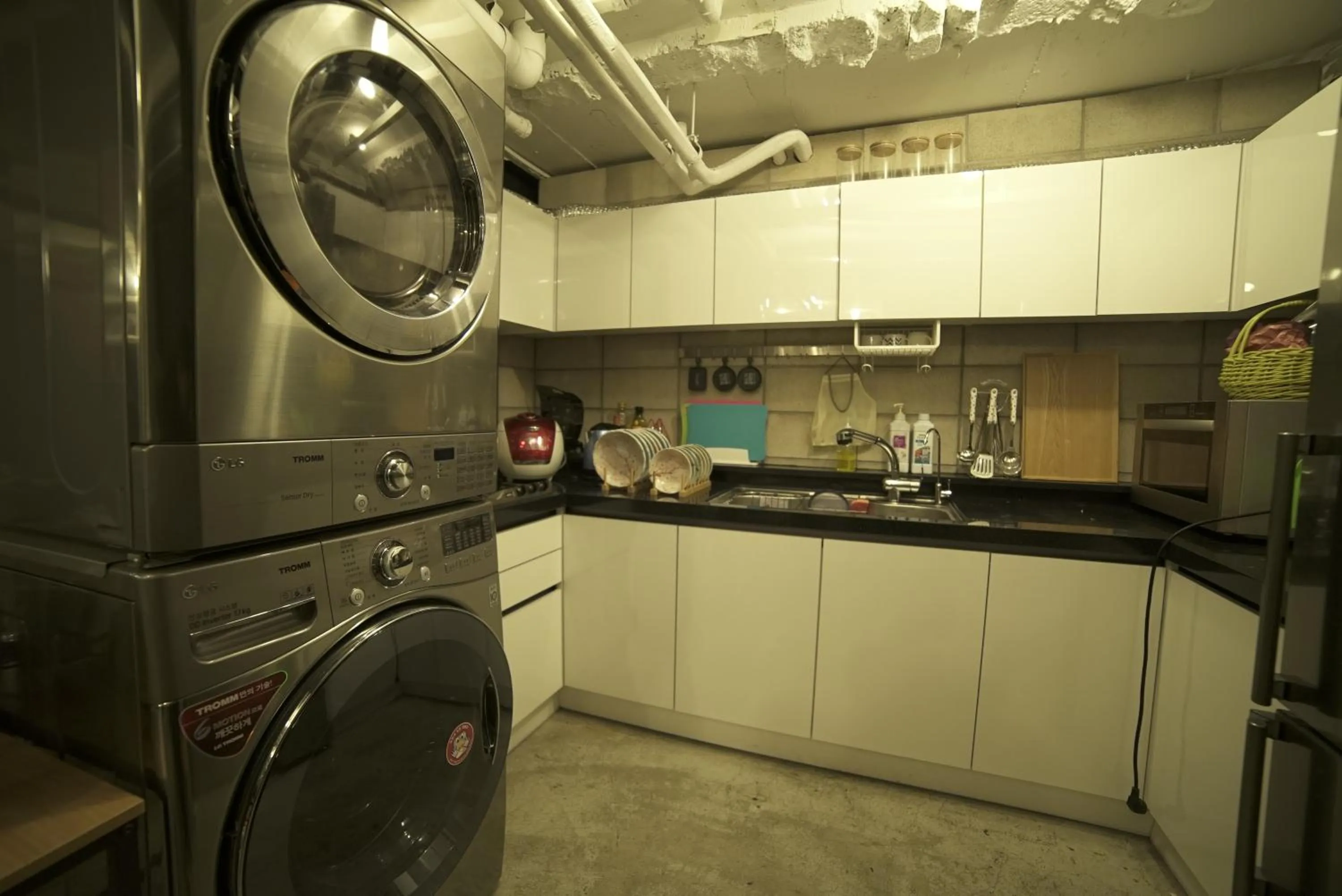 Communal lounge/ TV room in That House Hongdae