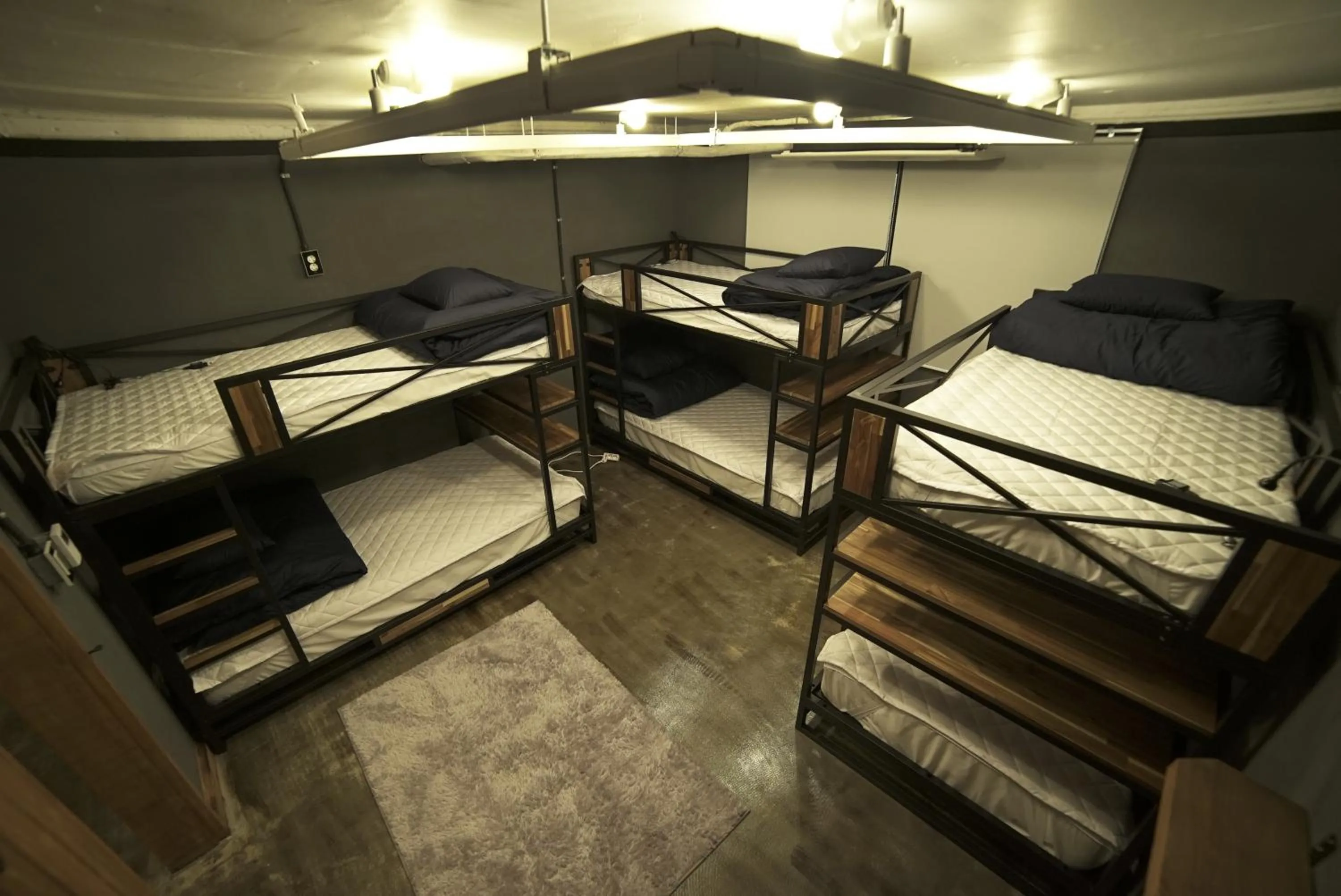 Staff, Bed in That House Hongdae