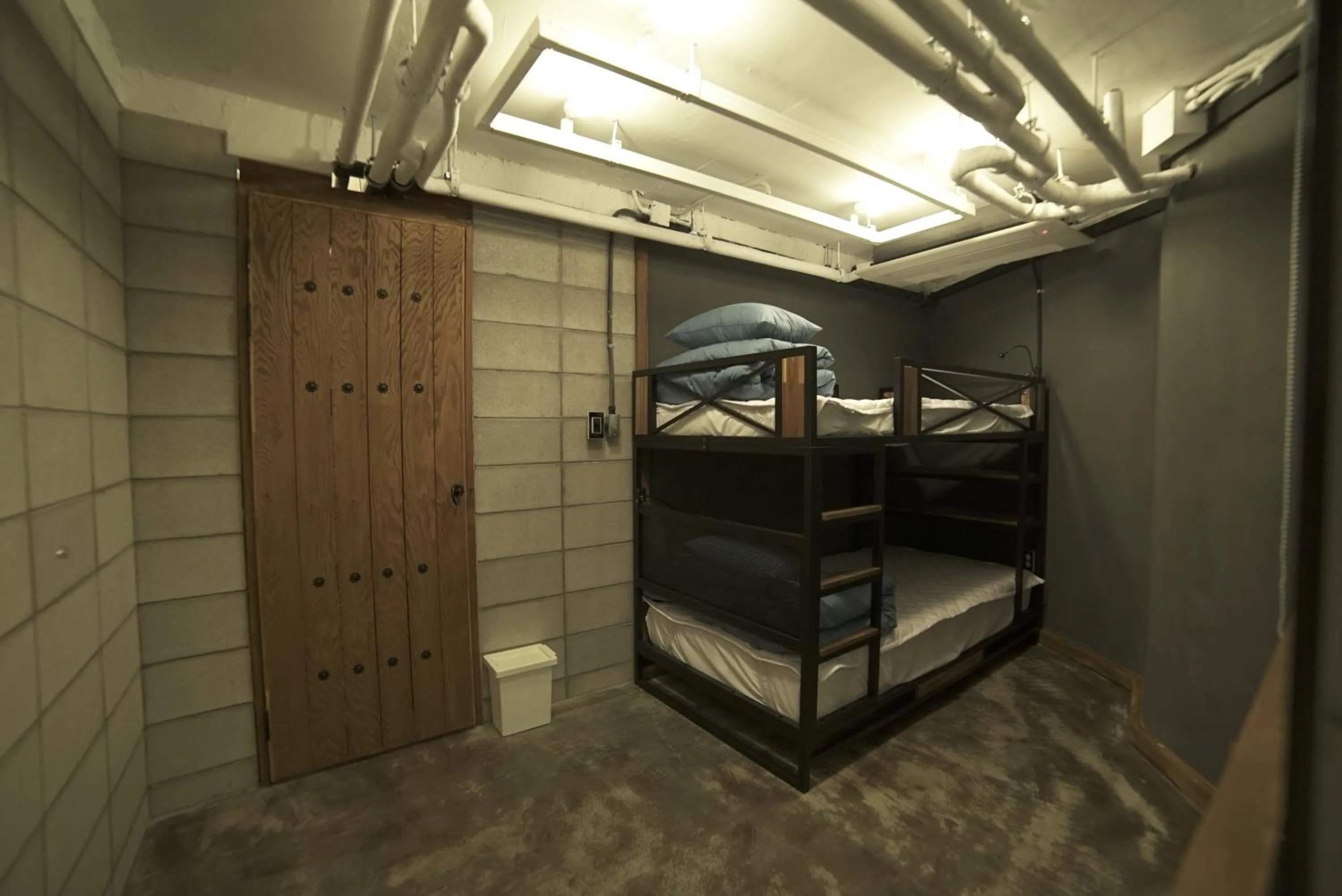 Staff, Bed in That House Hongdae