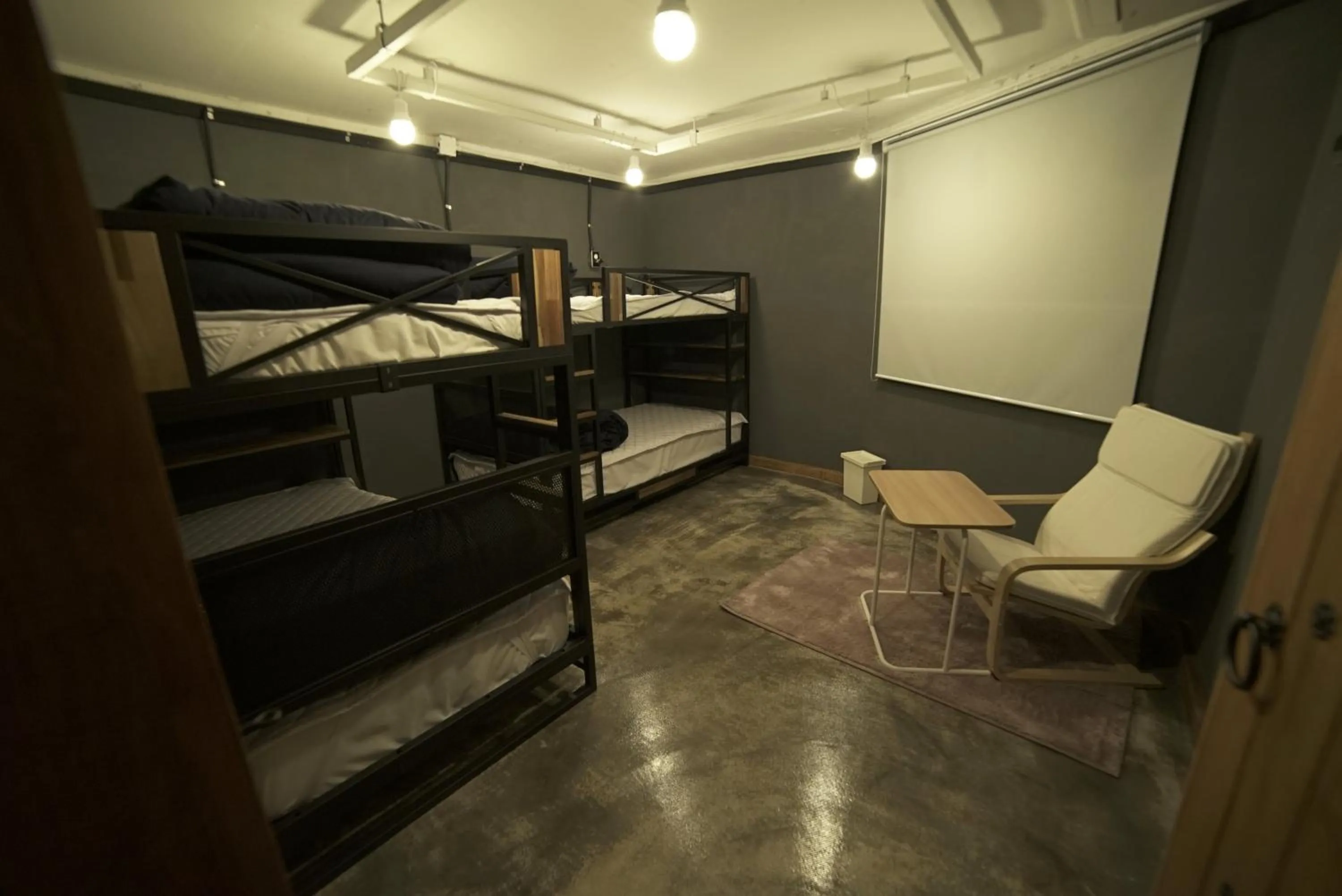 Staff, Bed in That House Hongdae