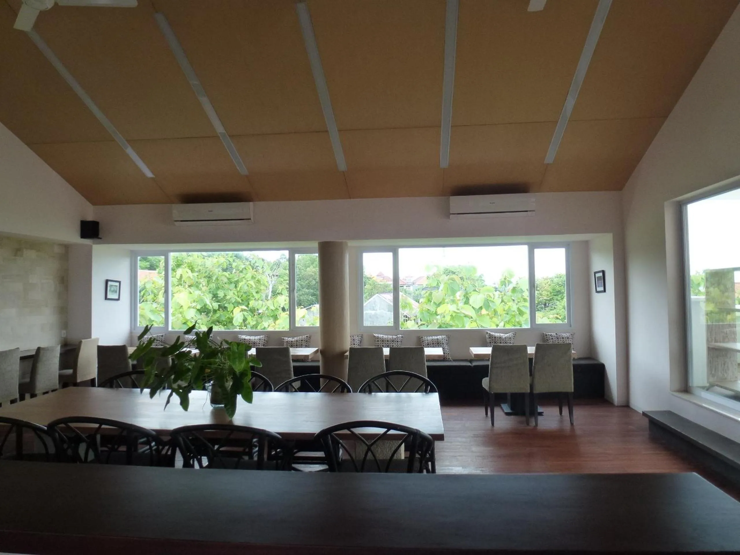 Restaurant/places to eat in Allia Residence