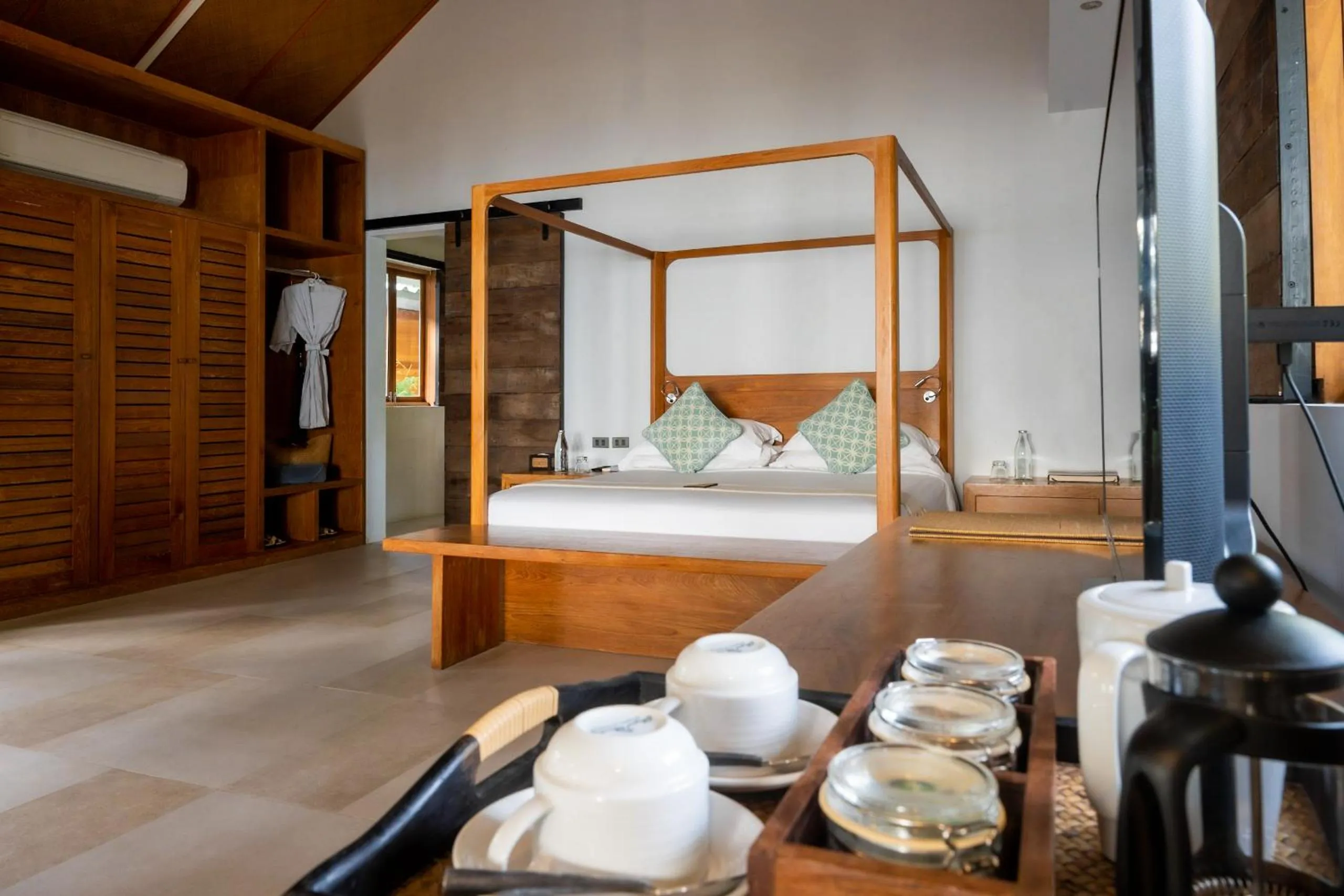 Coffee/tea facilities, Bed in The Cove