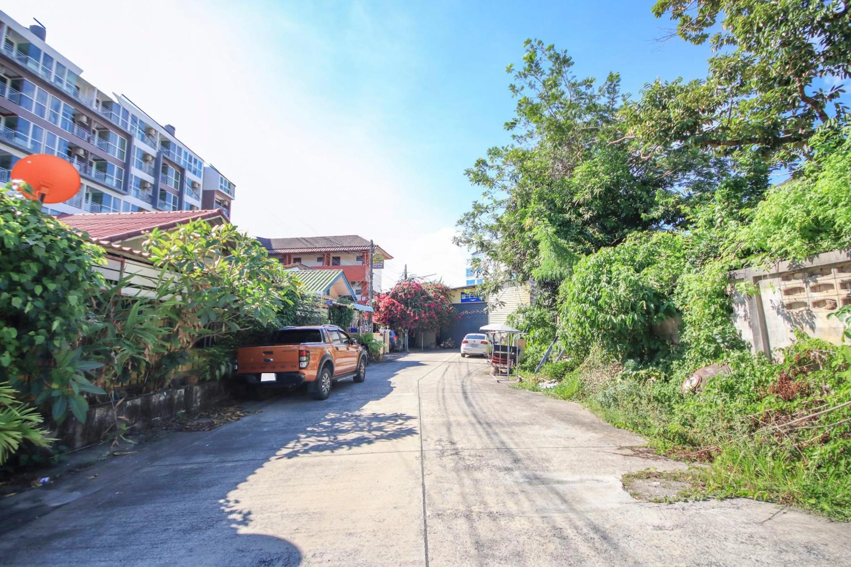 Facade/entrance in Ban Elephant Blanc Apartment