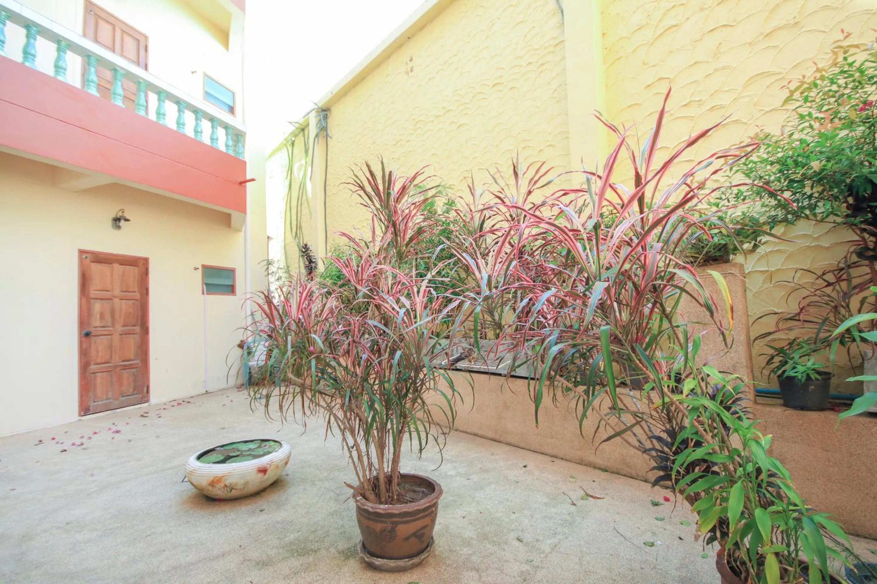 Garden in Ban Elephant Blanc Apartment