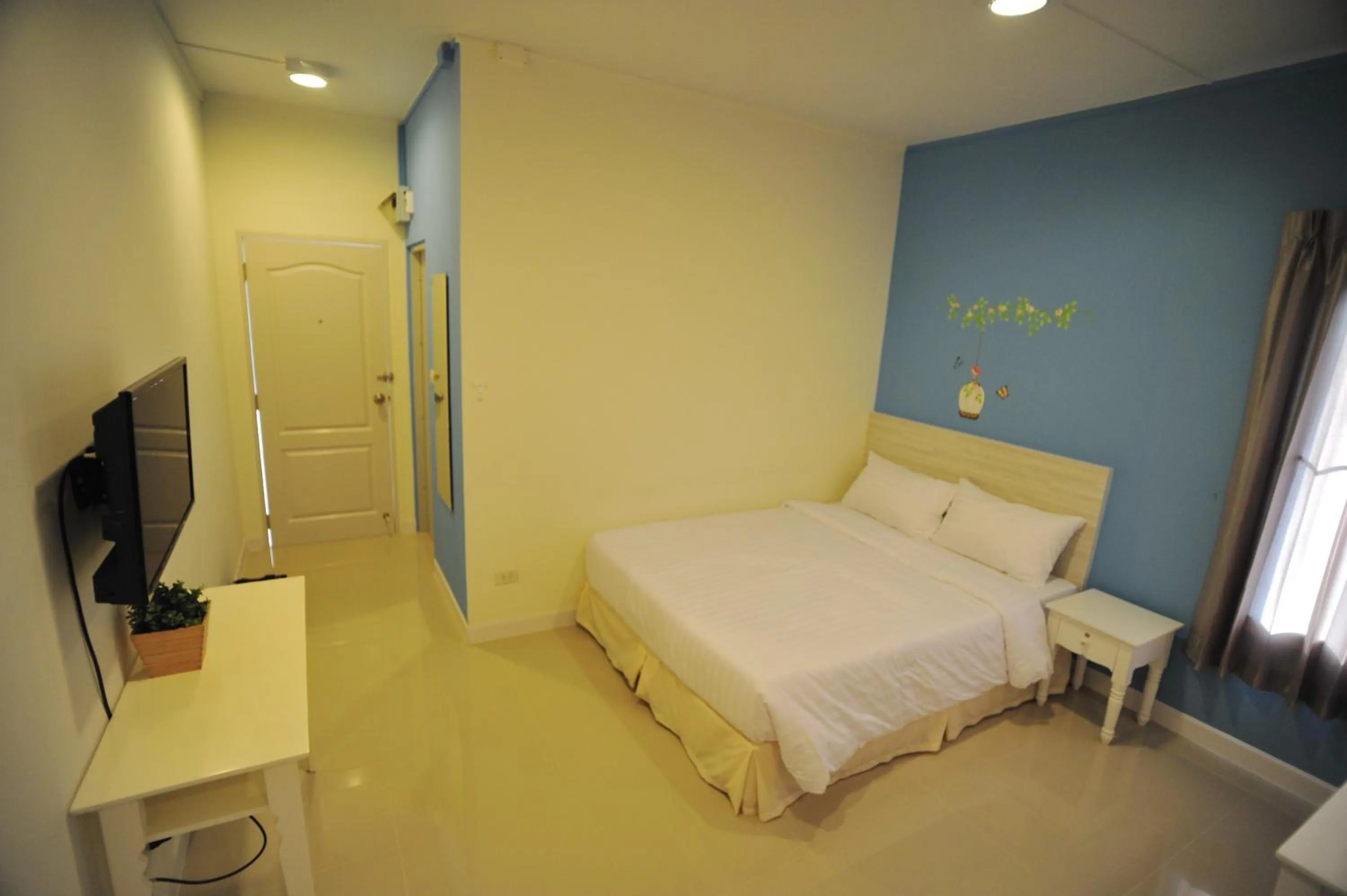 Photo of the whole room, Bed in The Garden Living