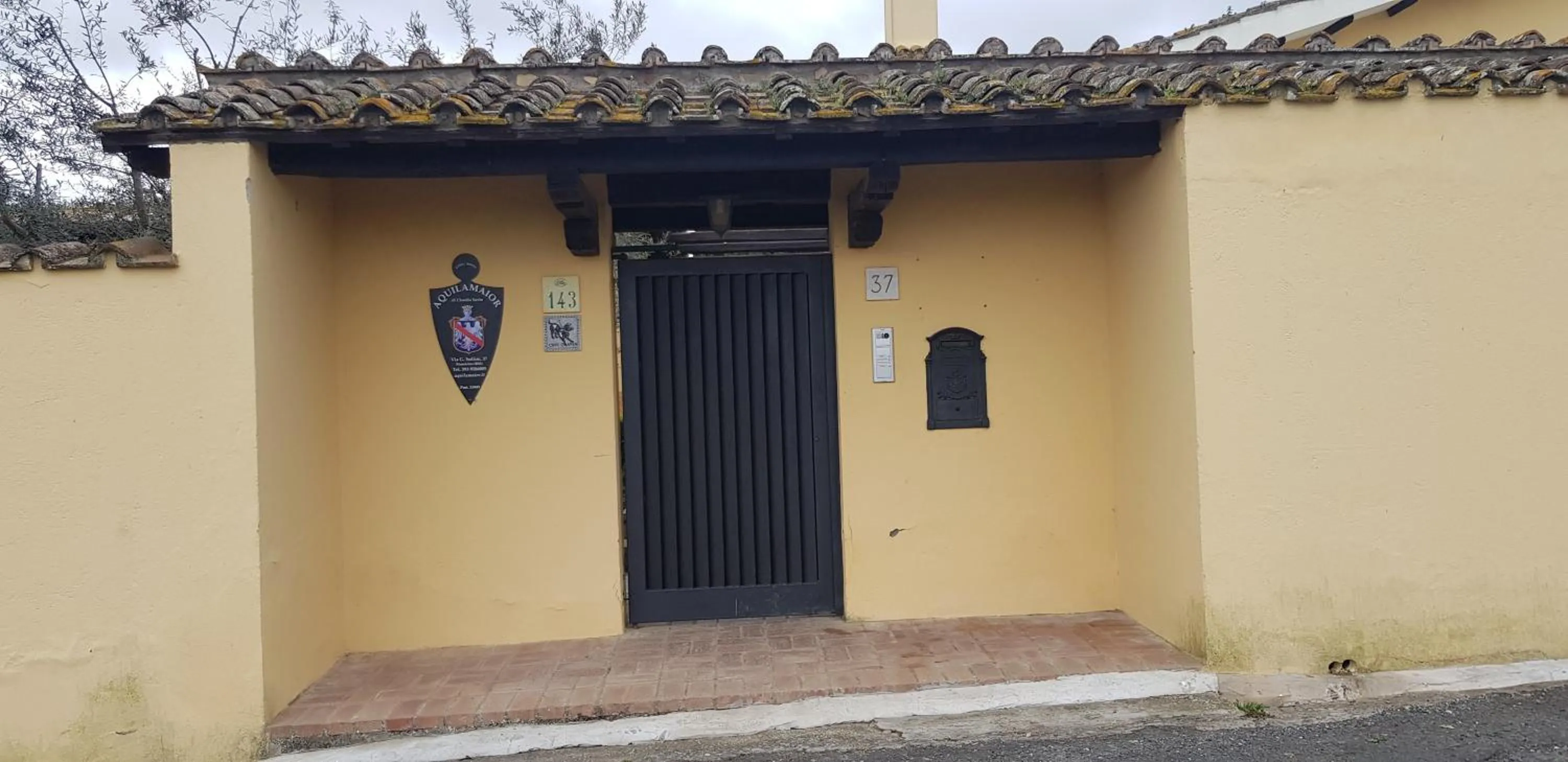 Facade/entrance in Aquilamaior