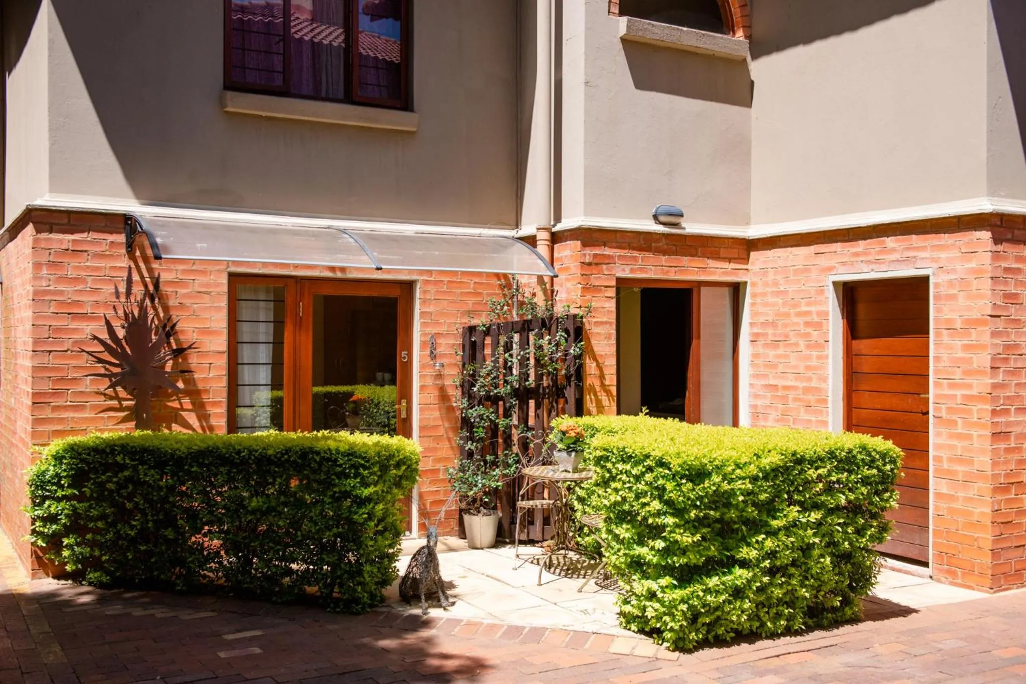 Facade/entrance in 37 on Charles