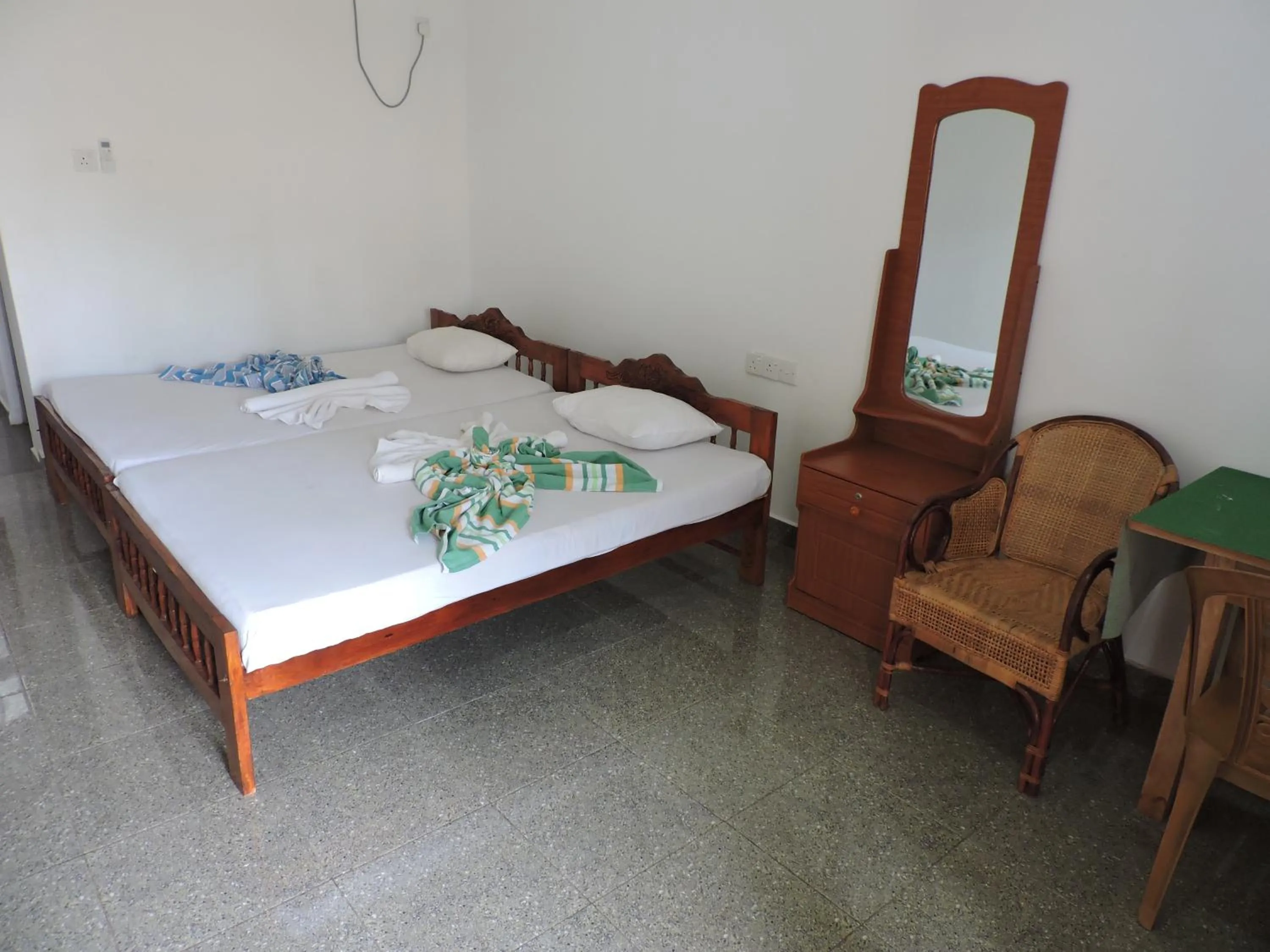 Seating area, Bed in Thirumalai Park