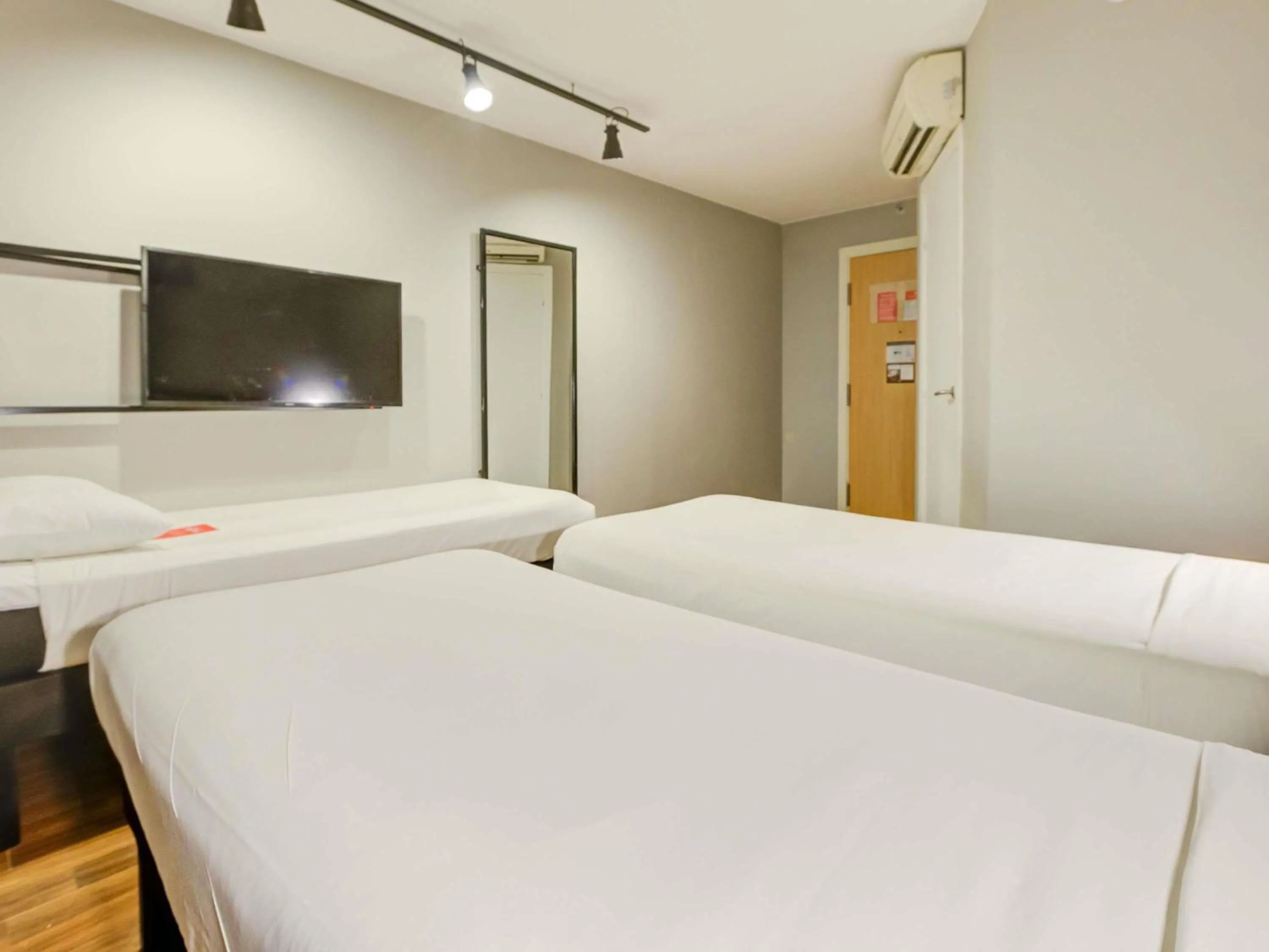 Bedroom, Bed in ibis Copacabana Posto 2