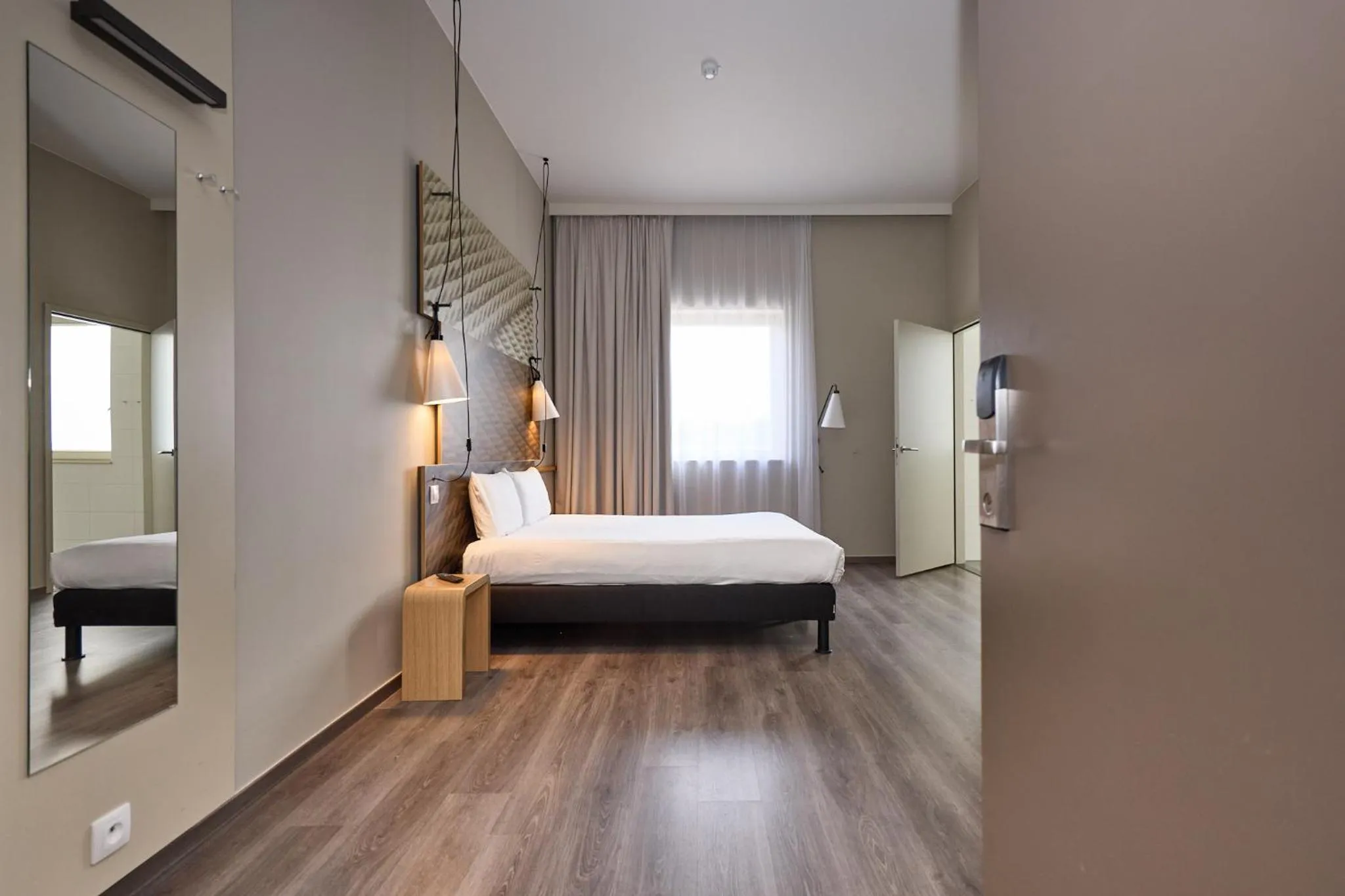 Facility for disabled guests, Bed in ibis De Haan