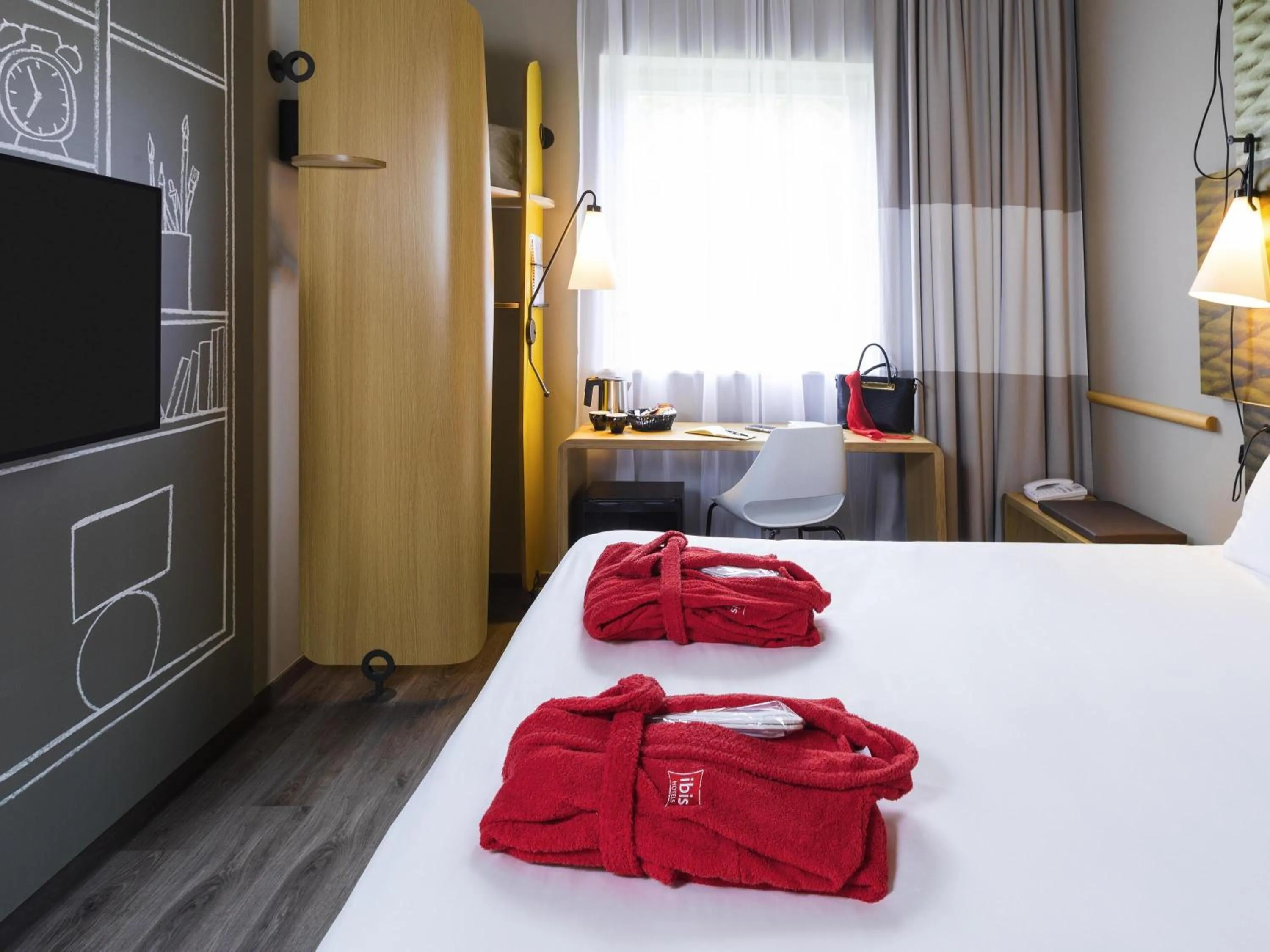 Bedroom, Bed in ibis De Haan