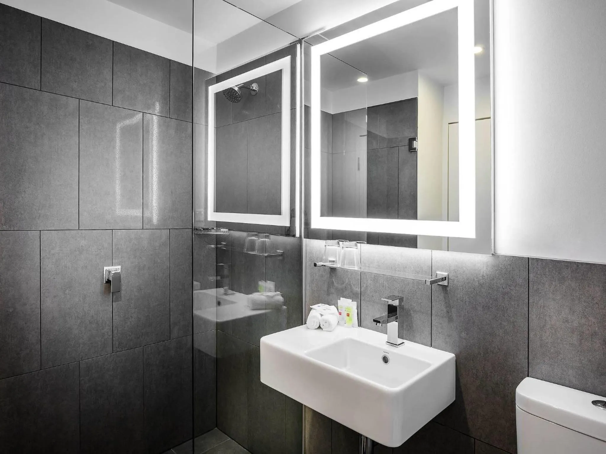 Bedroom in ibis Styles Brisbane Elizabeth Street