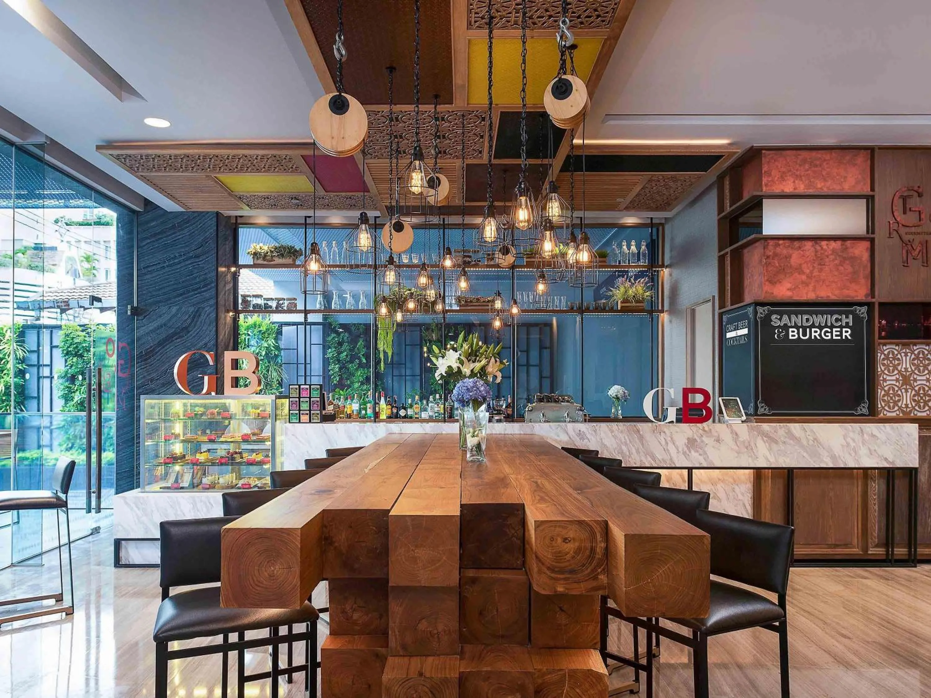 Lounge or bar in Novotel Bangkok Sukhumvit 20