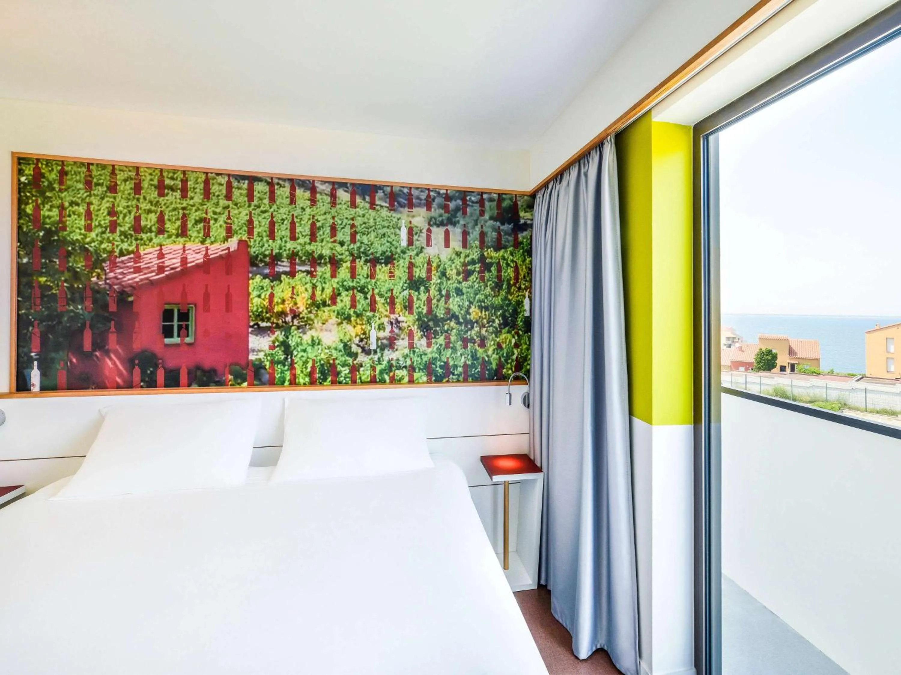 Photo of the whole room, Bed in Ibis Styles Collioure Port Vendres