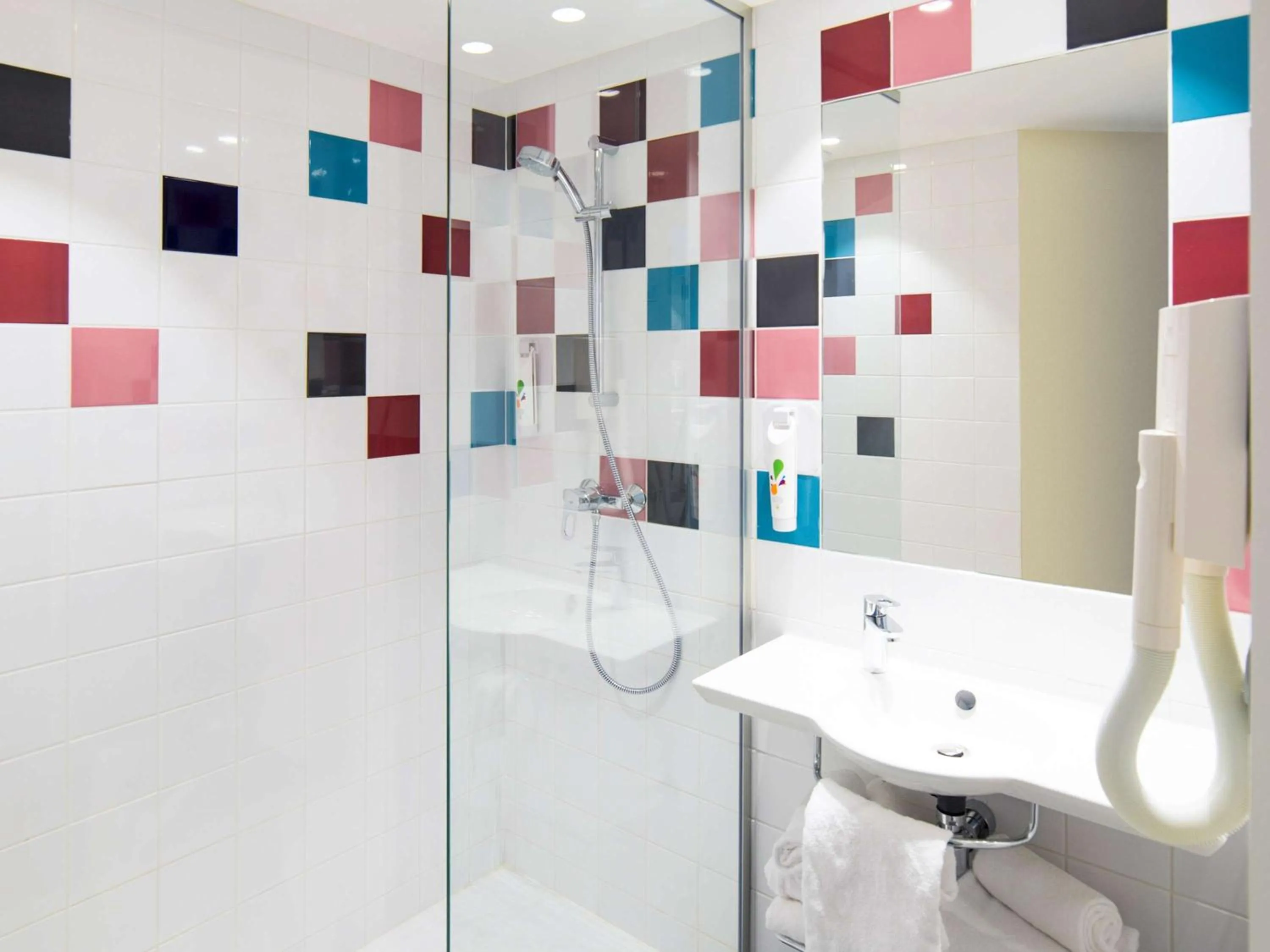 Photo of the whole room in Ibis Styles Collioure Port Vendres