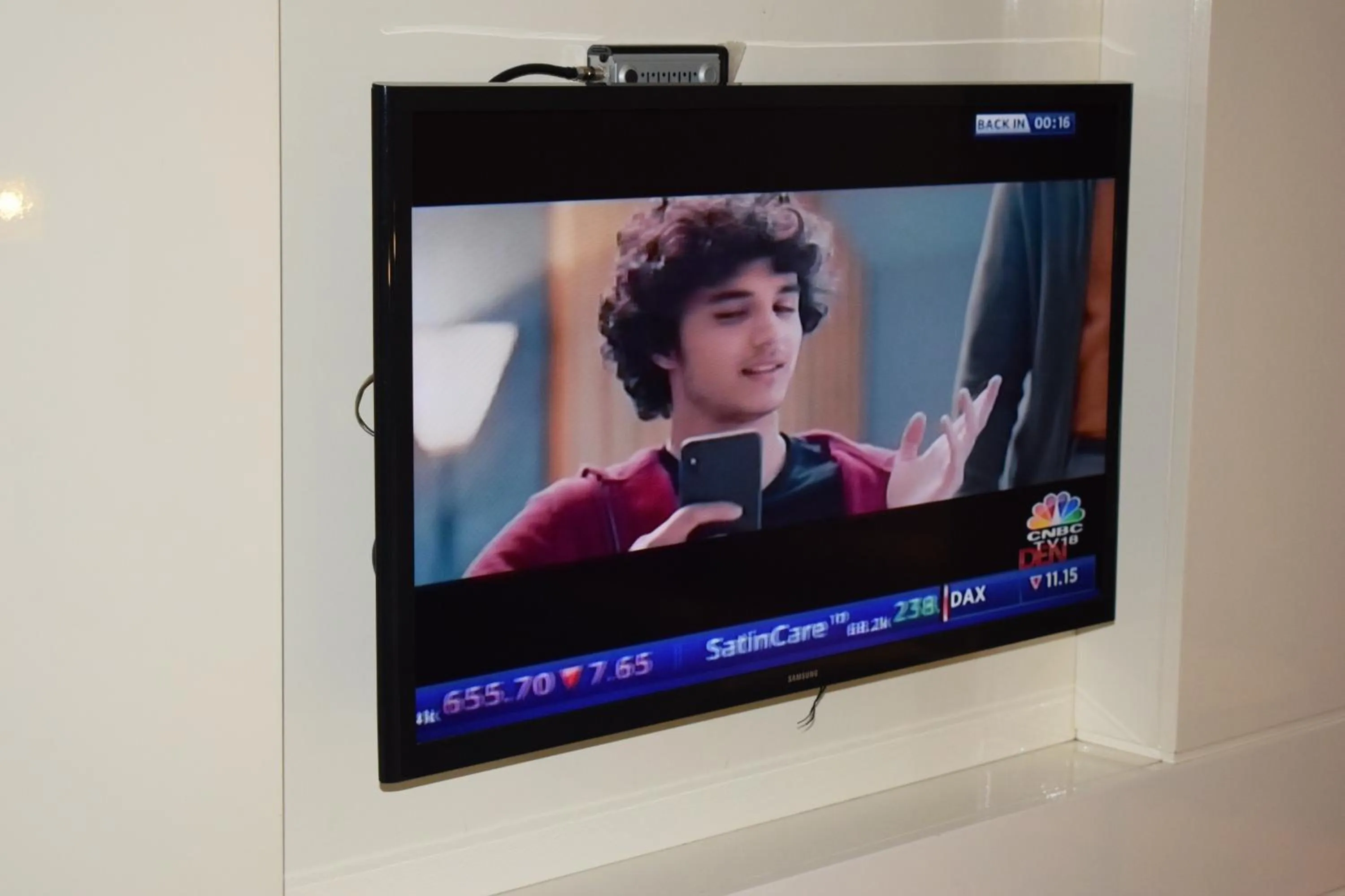 TV and multimedia in Country Inns & Suites By Radisson Manipal