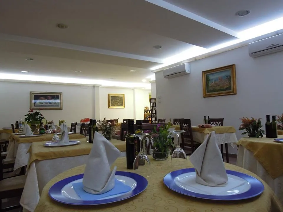 Restaurant/places to eat in Hotel Ambrogini
