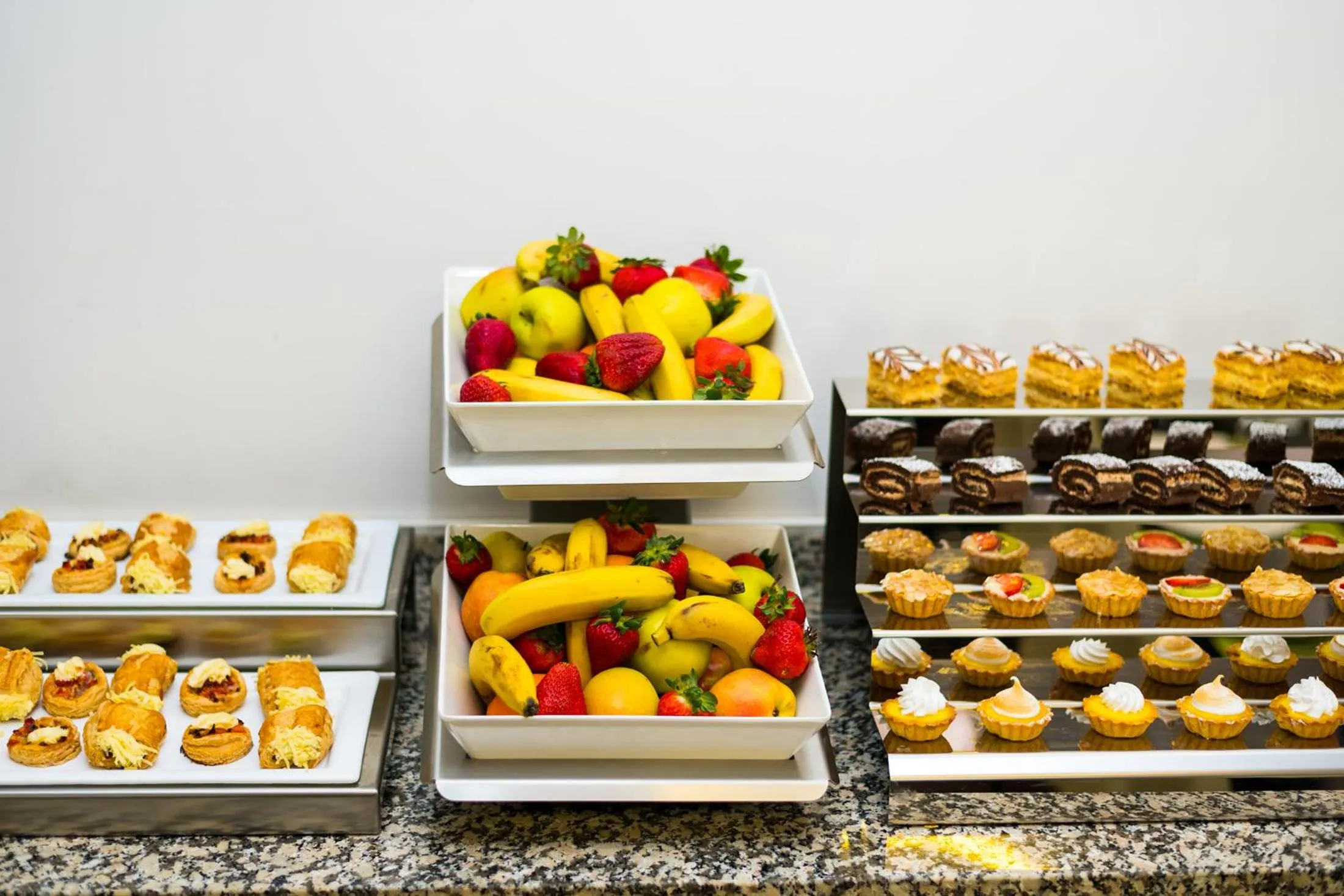 Restaurant/places to eat in Hotel Best Night