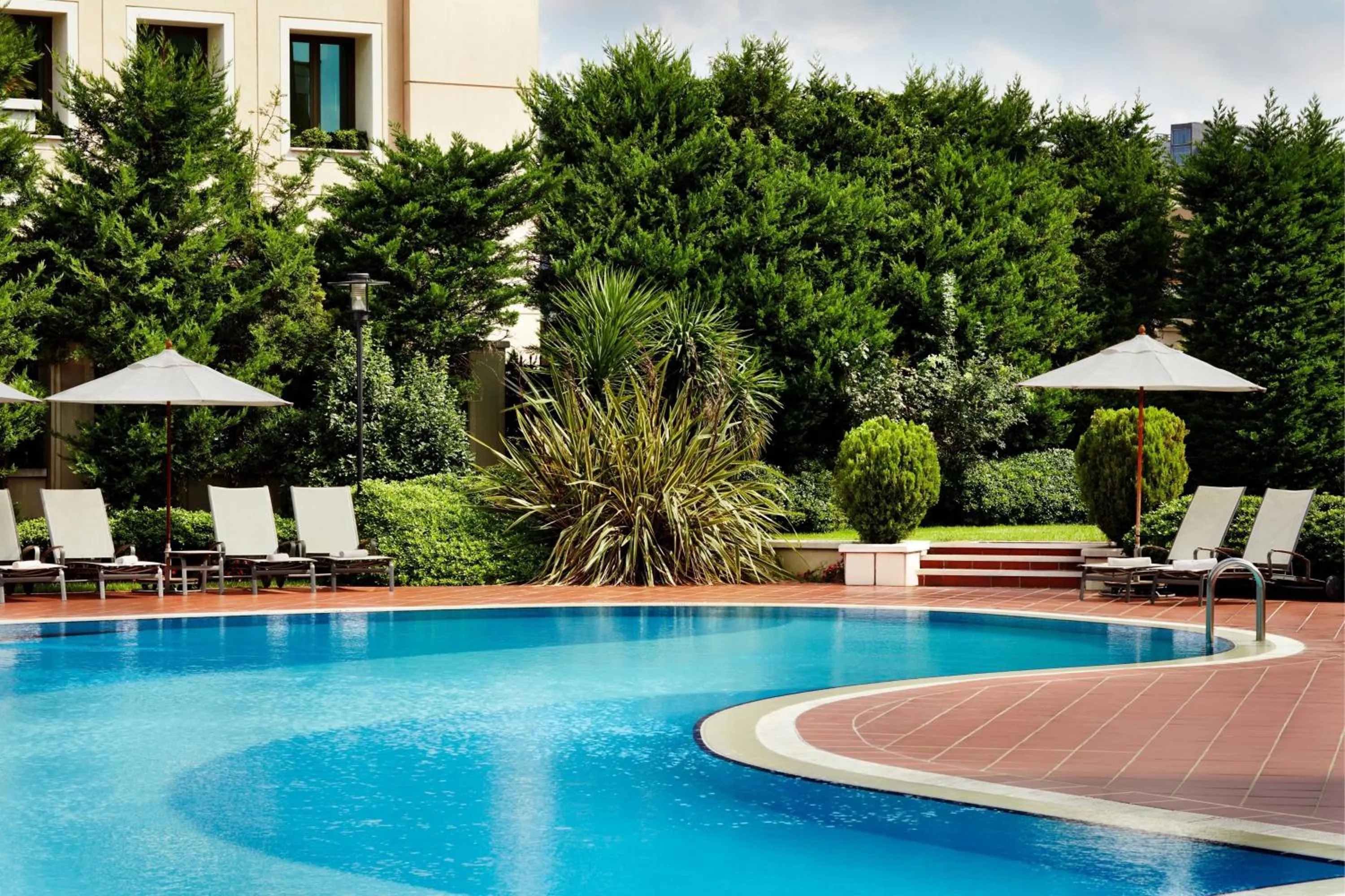 Swimming pool in Istanbul Marriott Hotel Asia