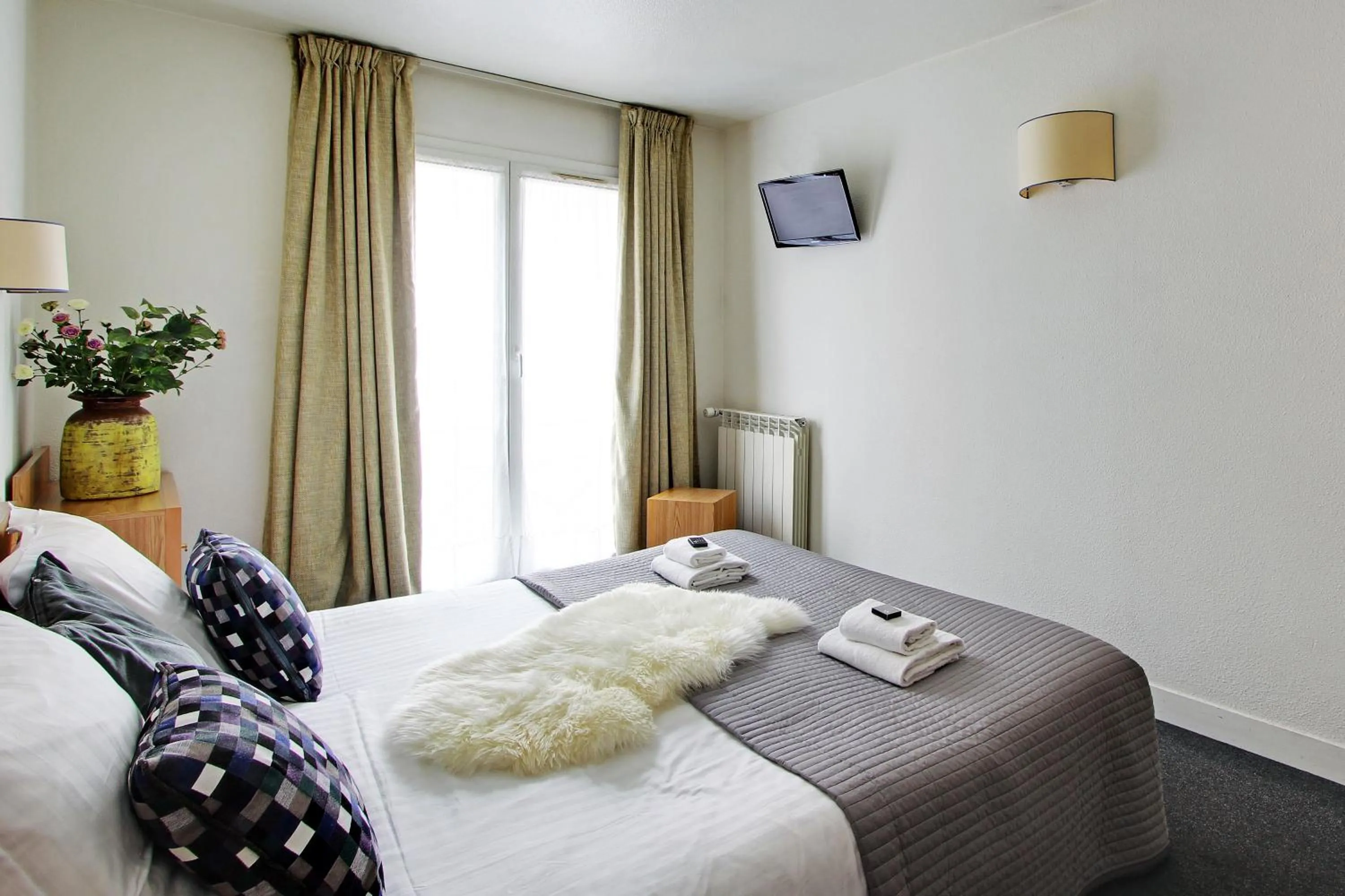 Bedroom, Bed in Les Lilas Serviced Apartments
