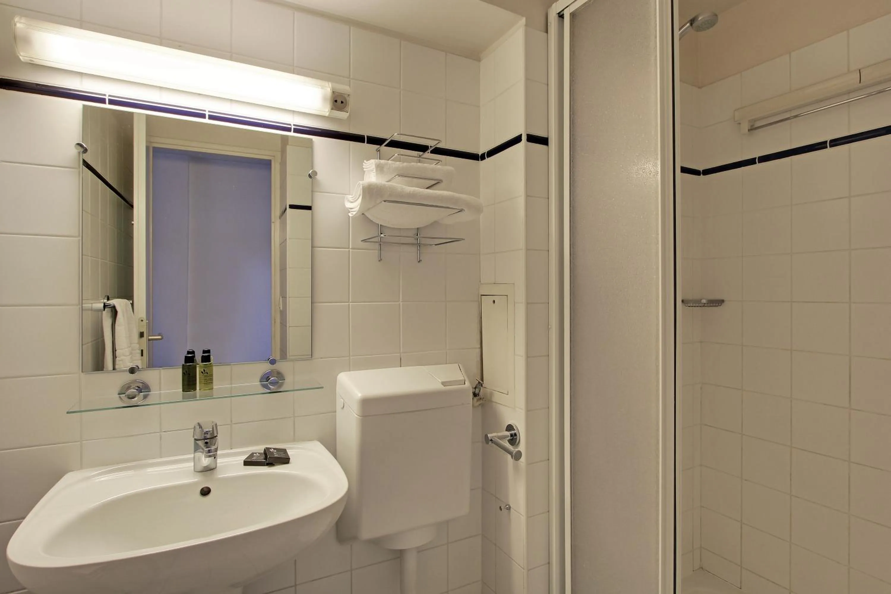 Bathroom in Les Lilas Serviced Apartments