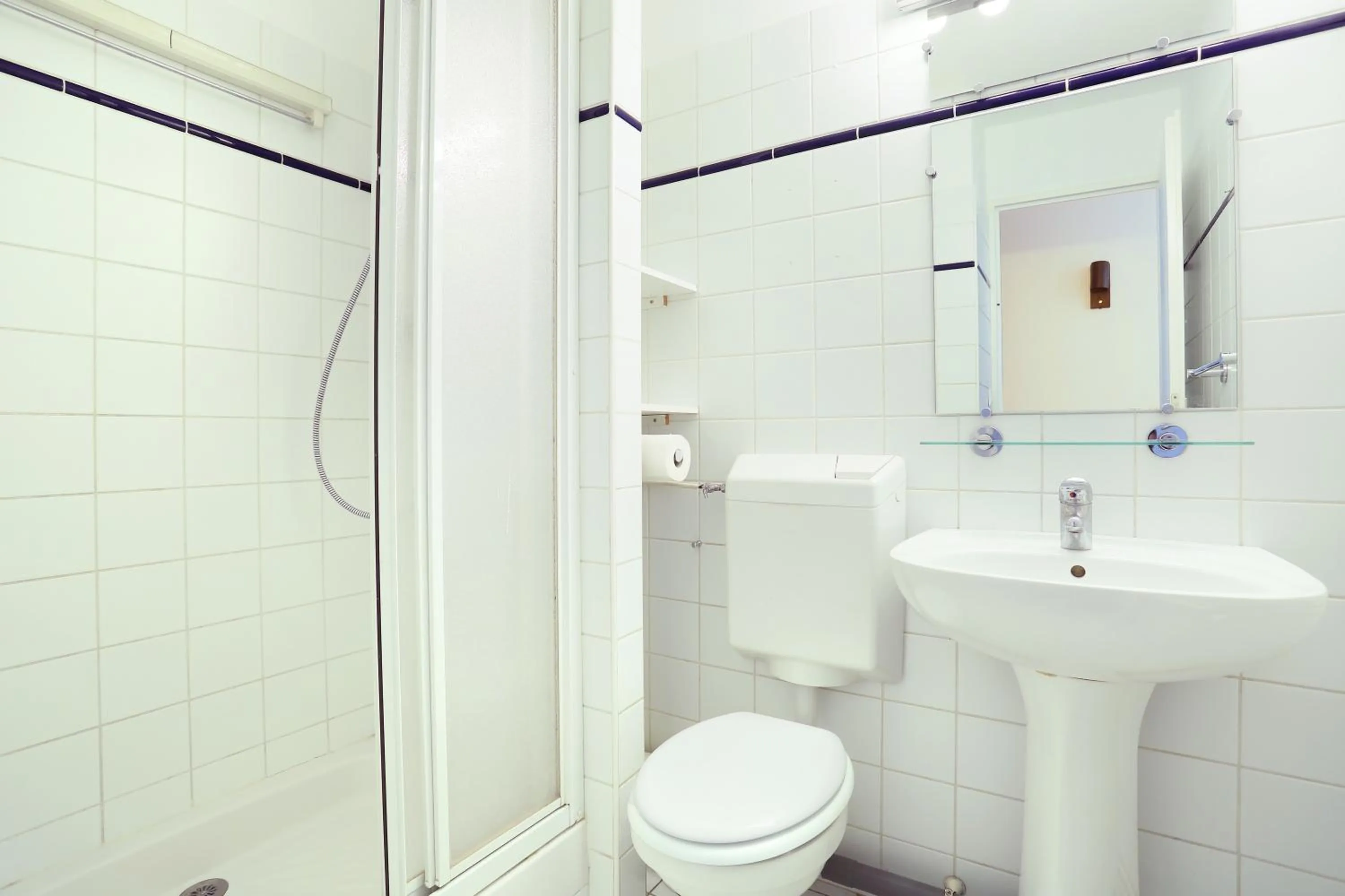 Shower in Les Lilas Serviced Apartments