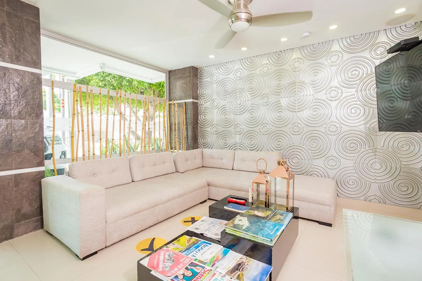 Communal lounge/ TV room in Hotel Seven Monteria