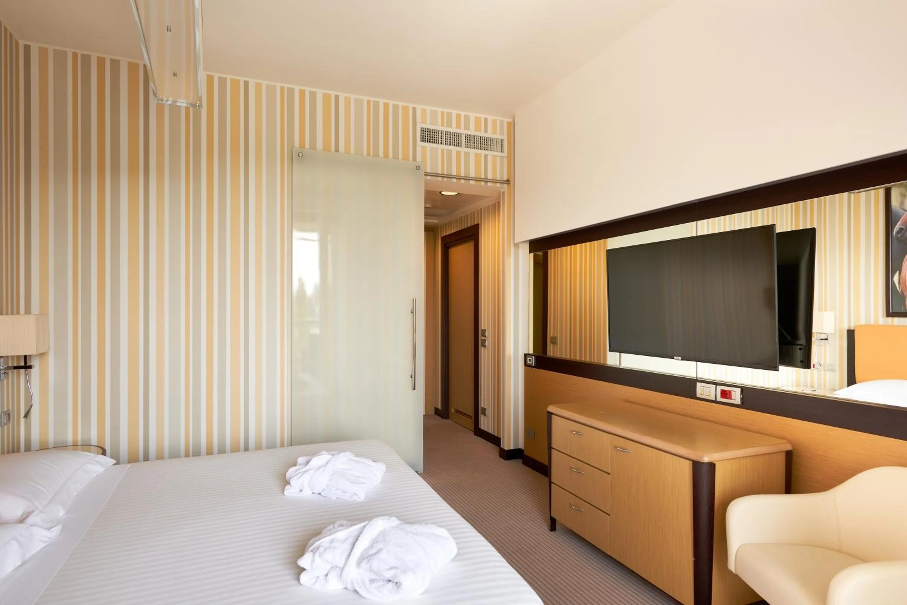TV and multimedia, Bed in UNAHOTELS Varese