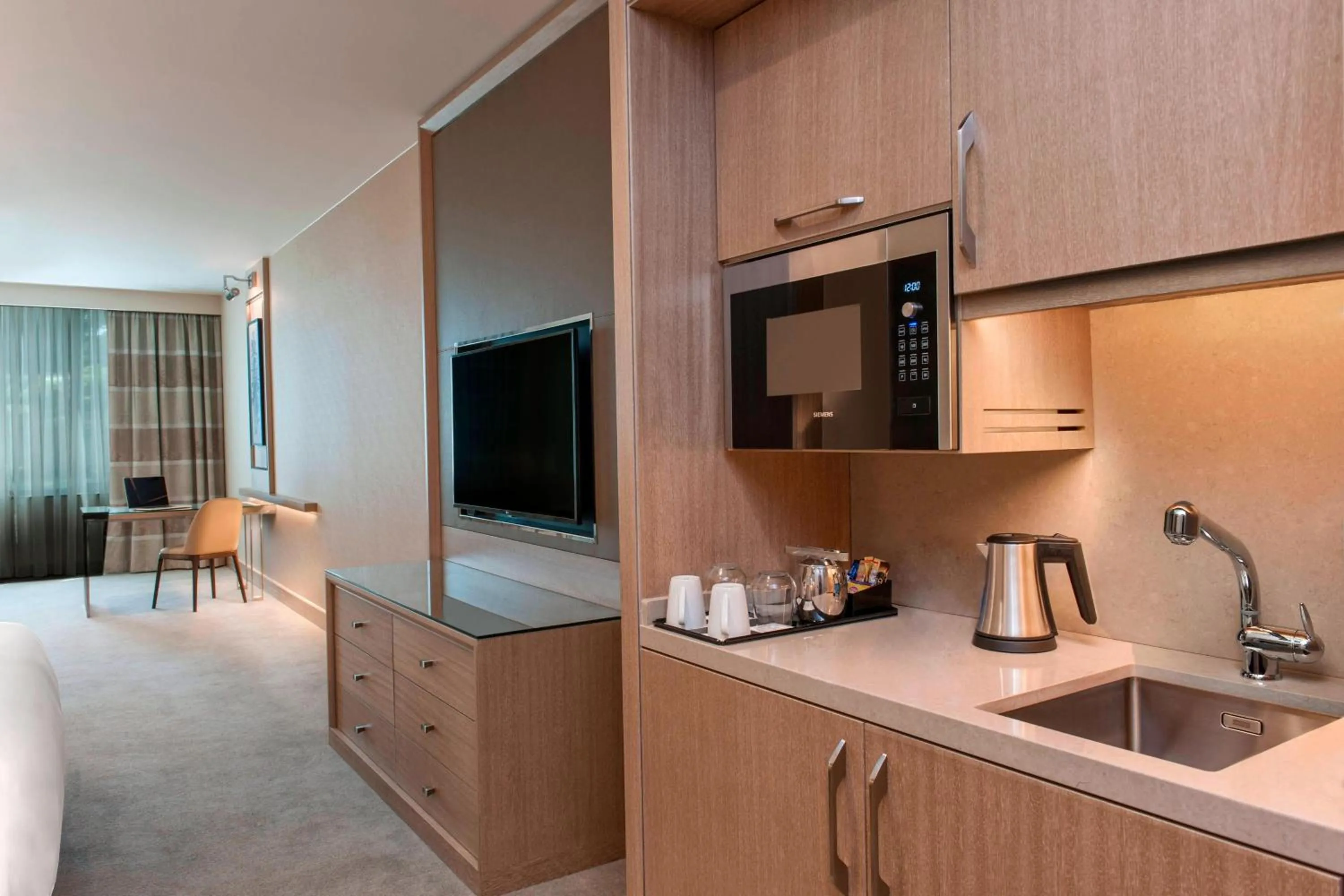 Kitchen or kitchenette, Bed in Renaissance Polat Istanbul Hotel