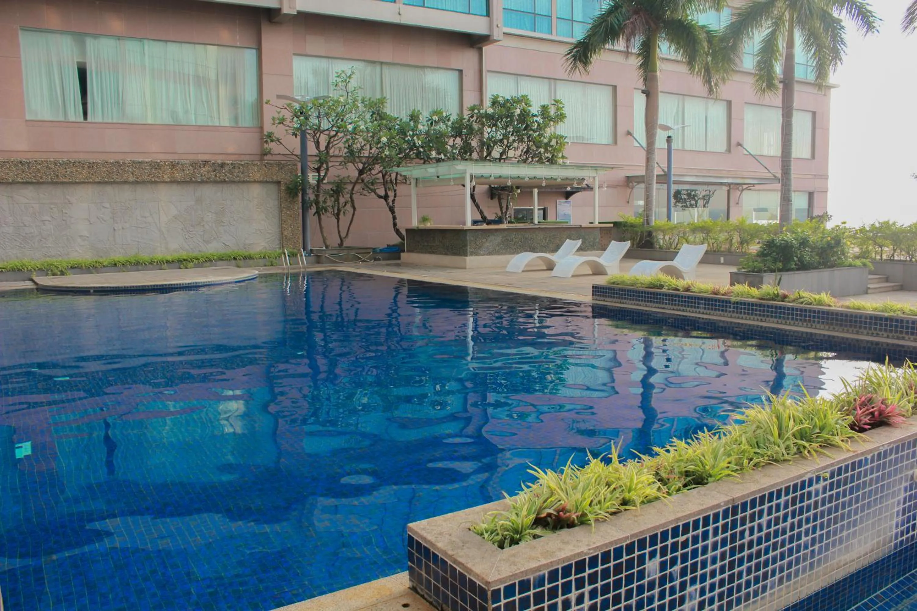 Swimming pool in Diamond Bay Hotel