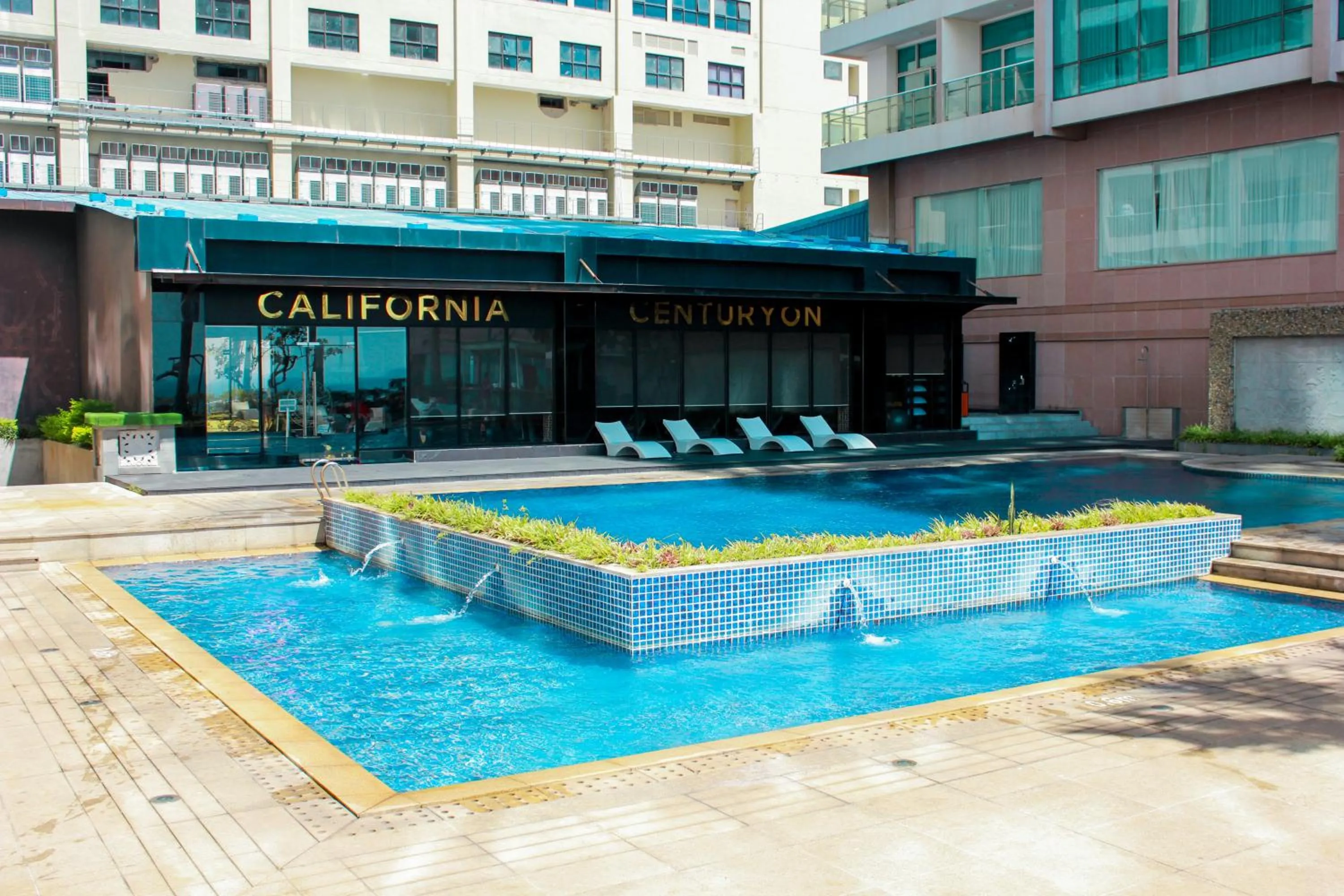 Swimming pool in Diamond Bay Hotel