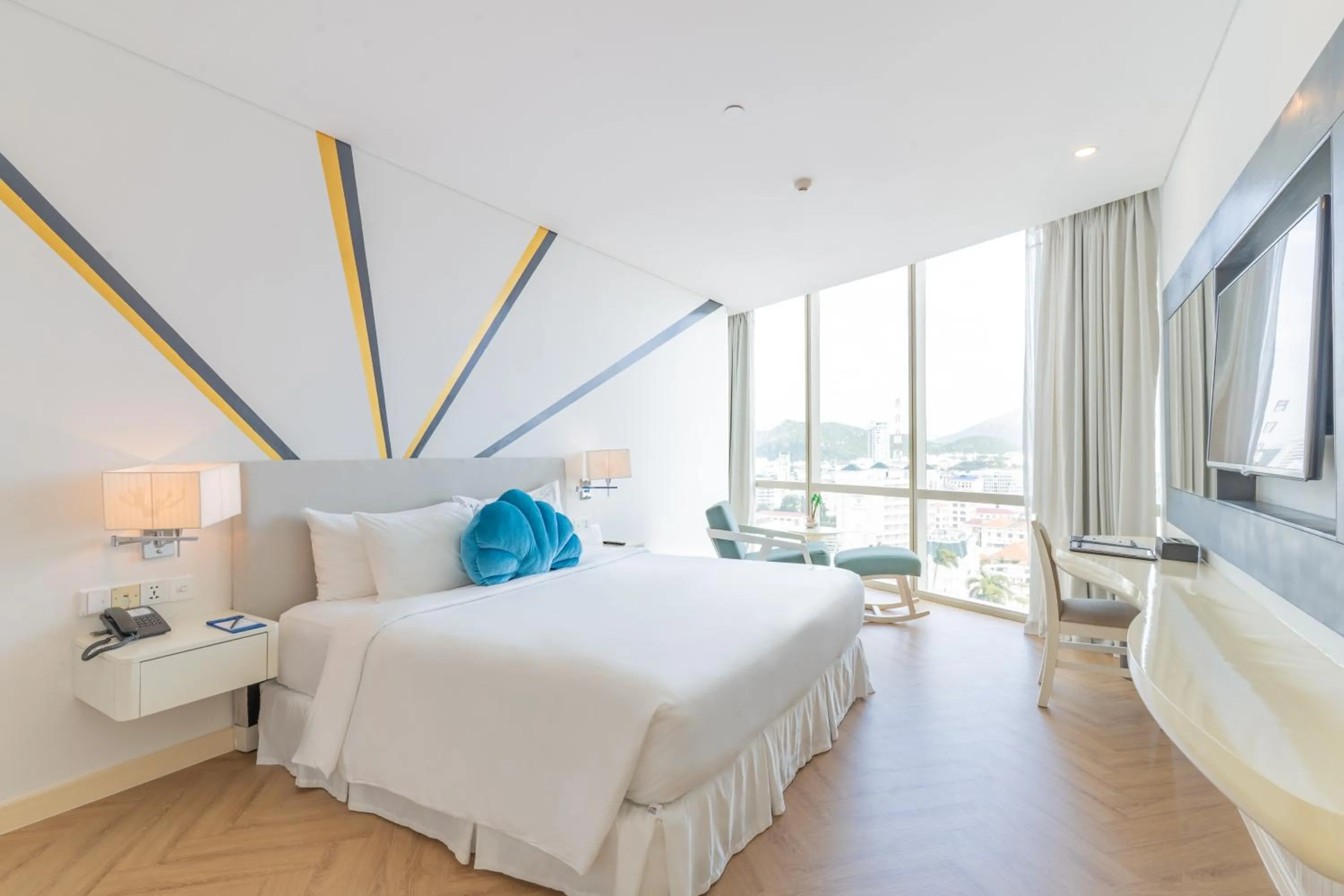 Bedroom, Bed in Diamond Bay Hotel