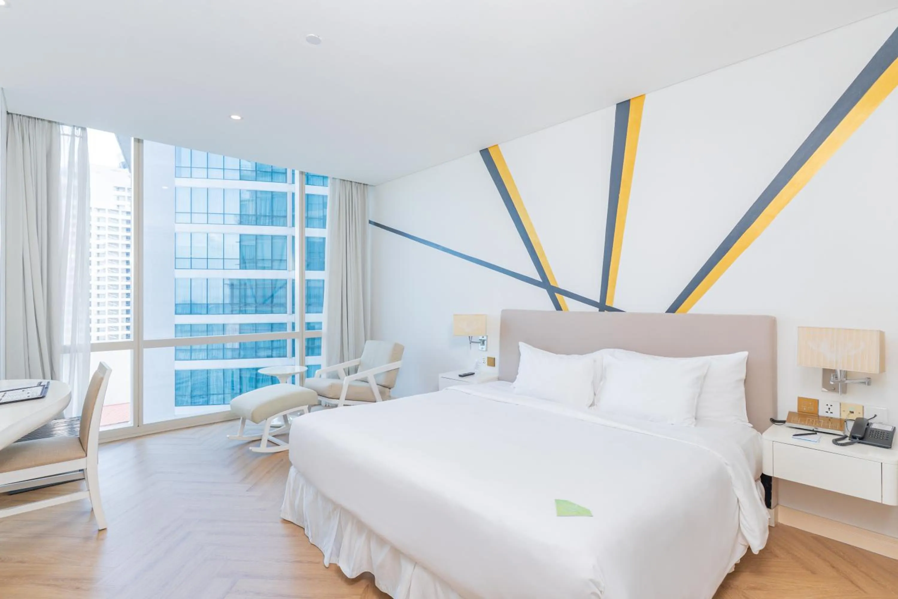 Bedroom, Bed in Diamond Bay Hotel