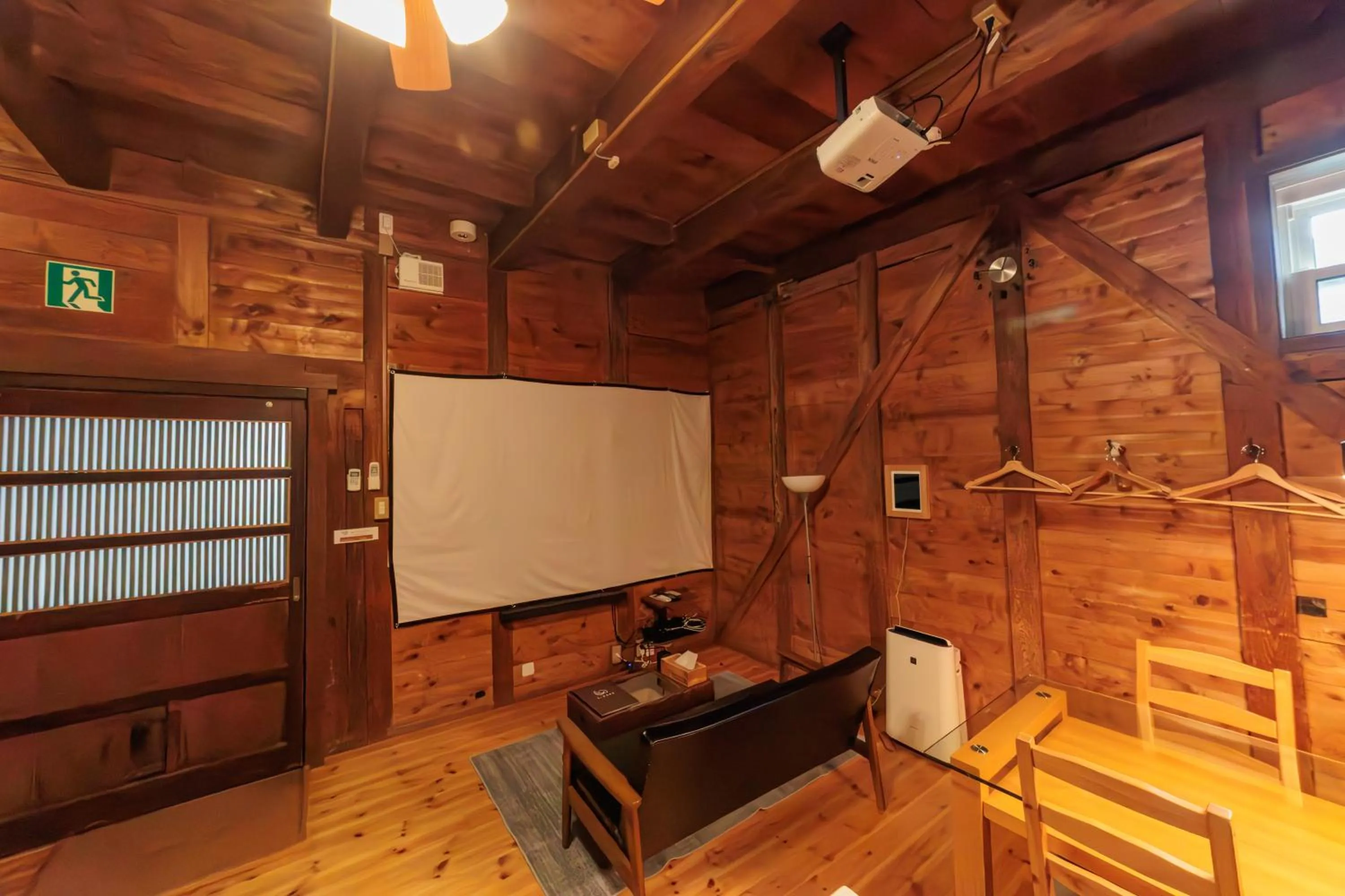 Photo of the whole room in Tomareru Himitsukichi L-Base