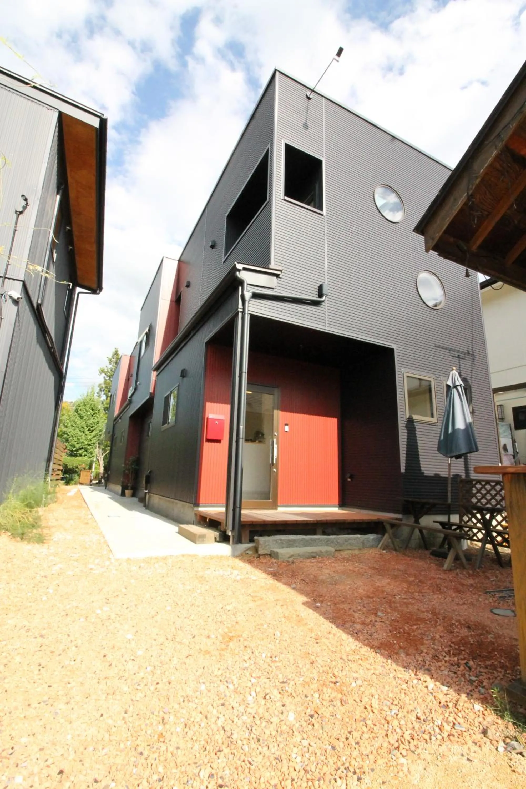 Facade/entrance in Tomareru Himitsukichi L-Base