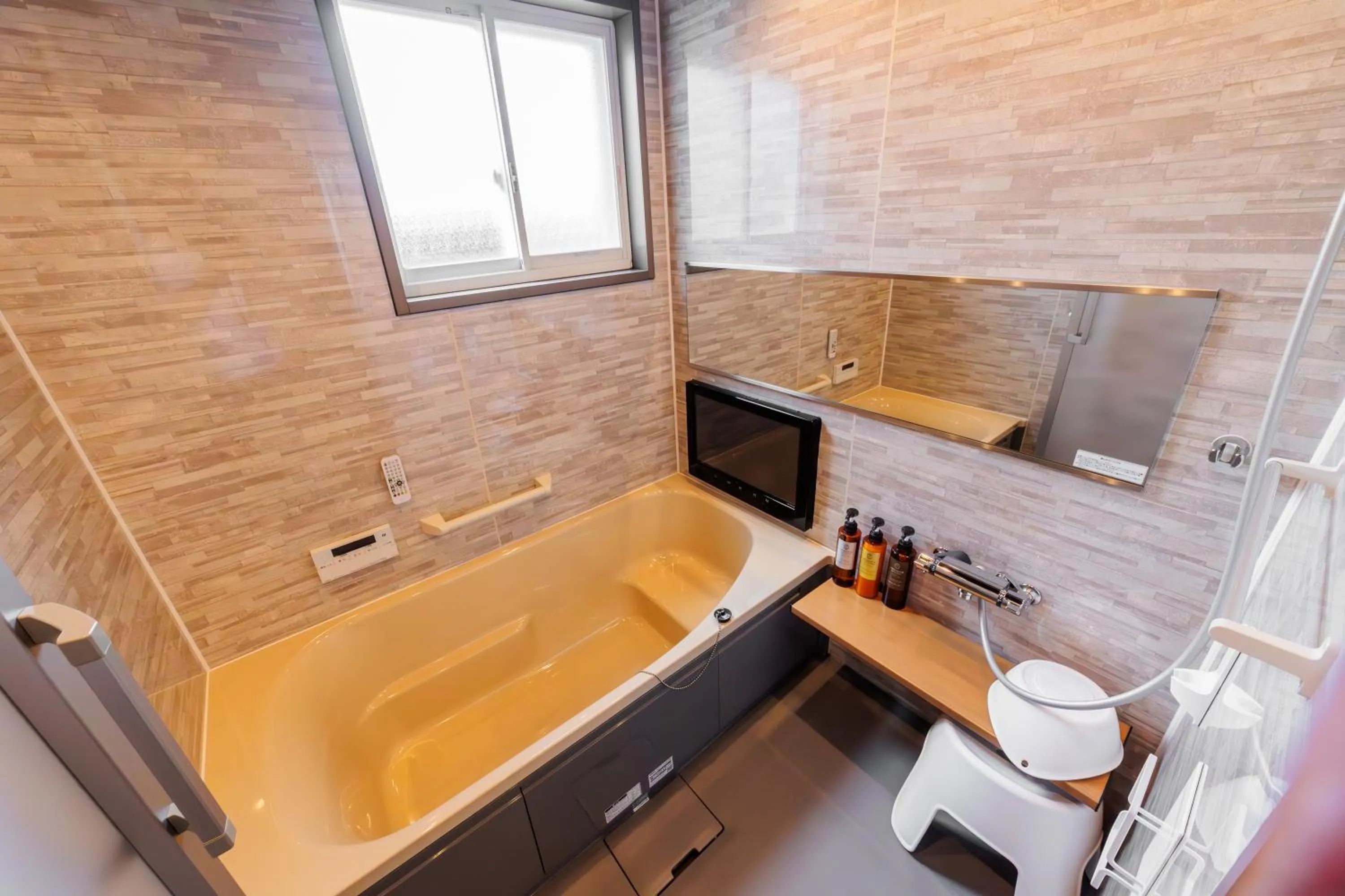 Shower in Tomareru Himitsukichi L-Base