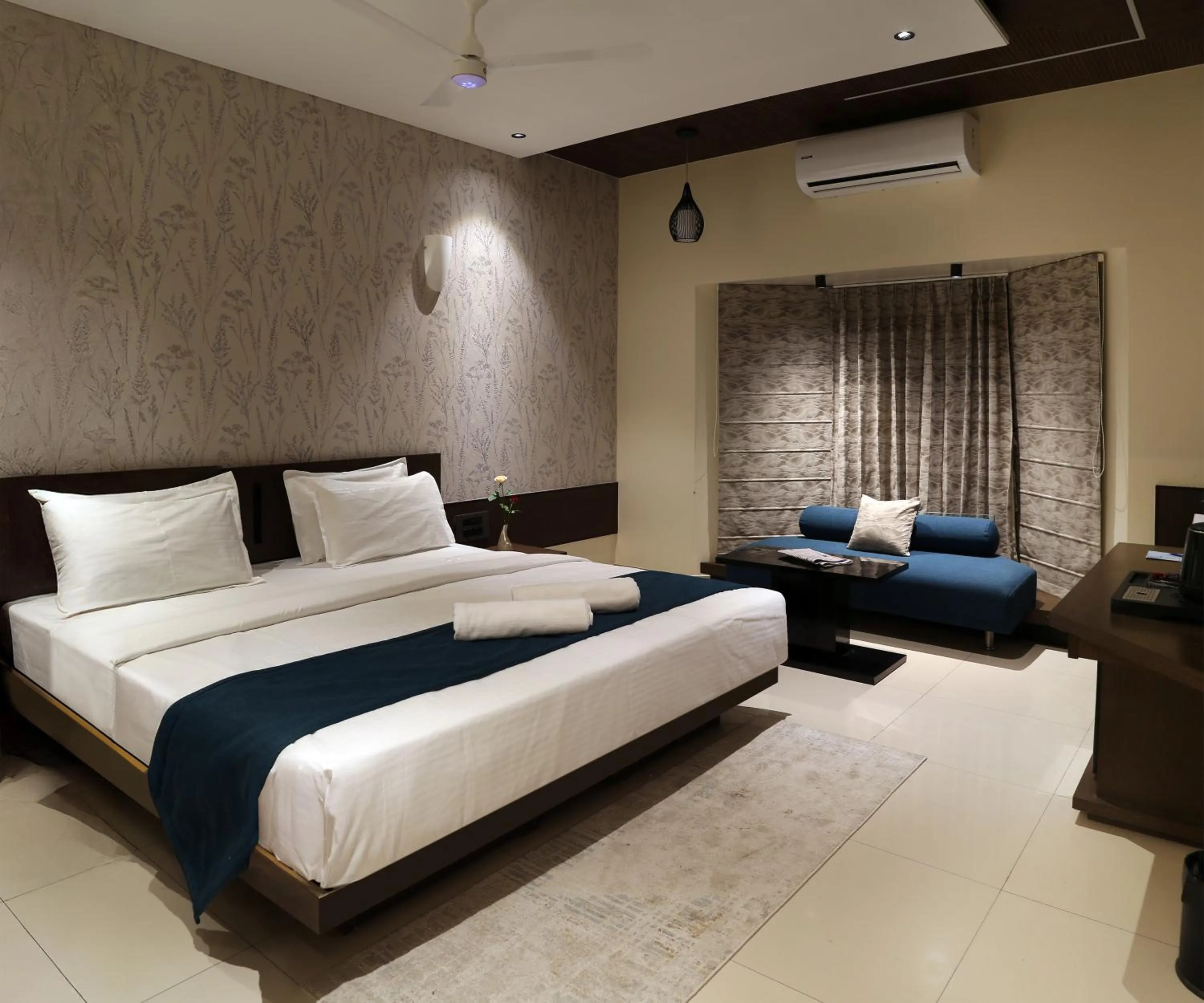 Seating area, Bed in Hotel The Leaf