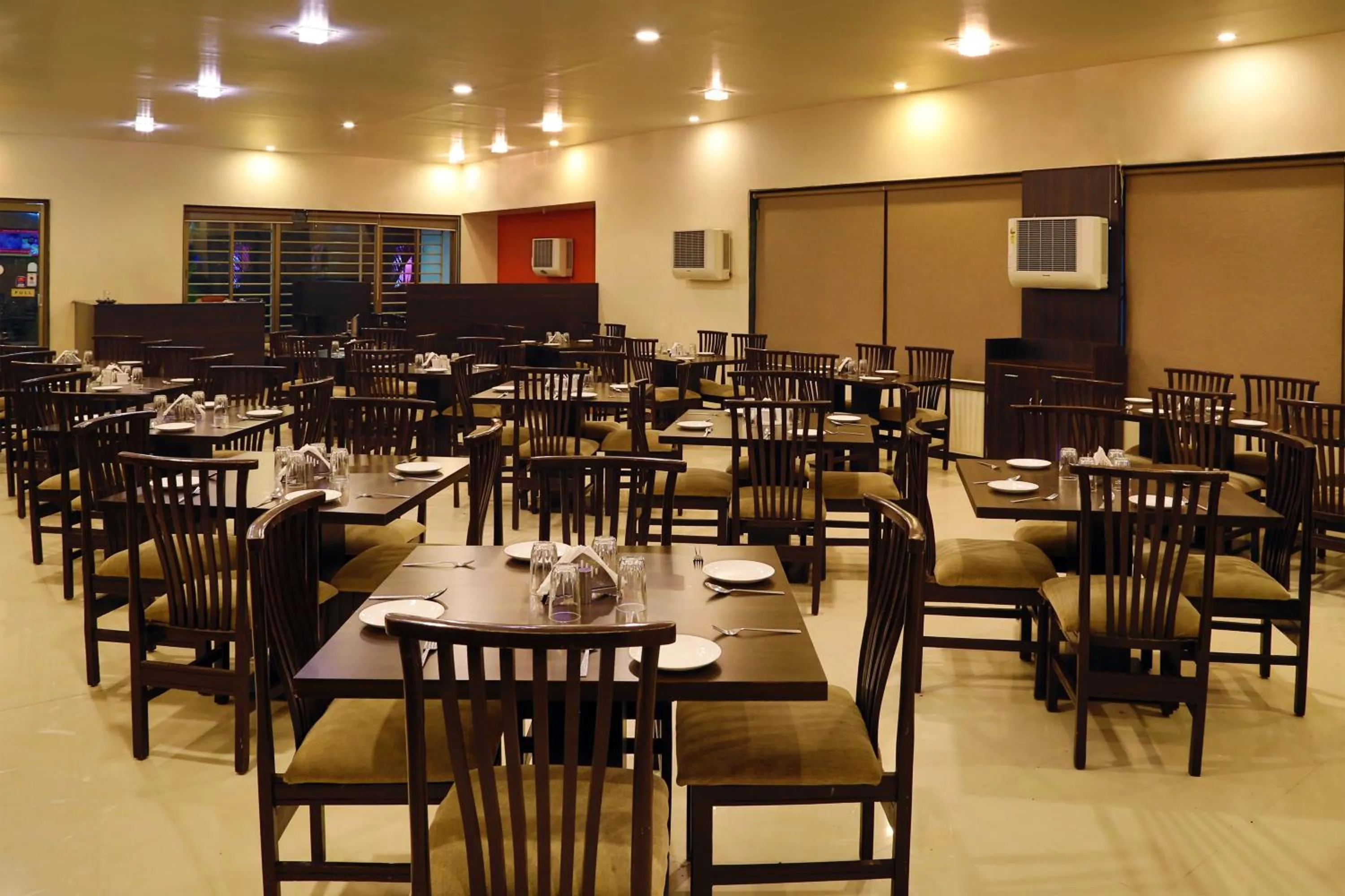 Restaurant/places to eat in Hotel The Leaf