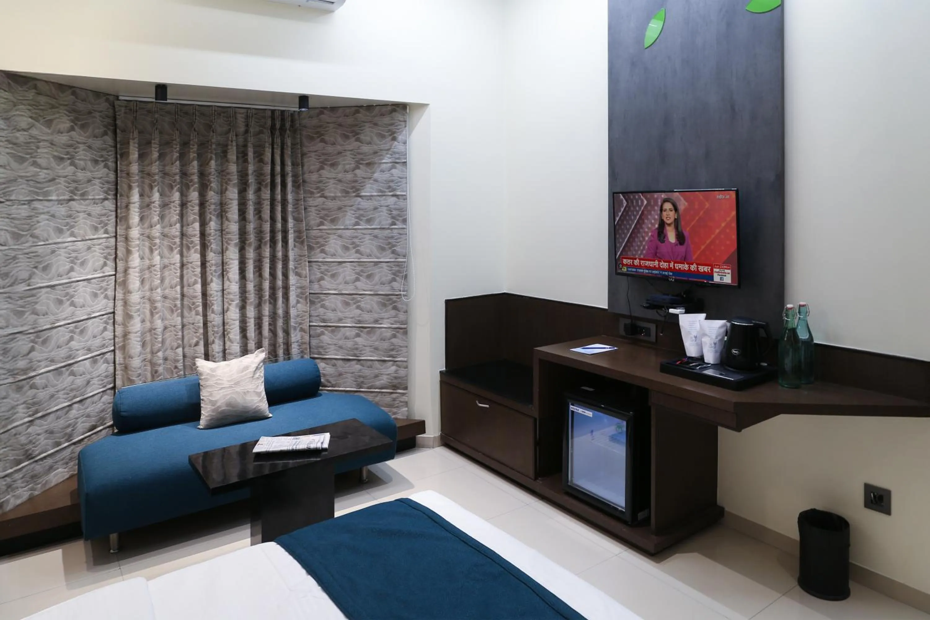 Seating area, Bed in Hotel The Leaf