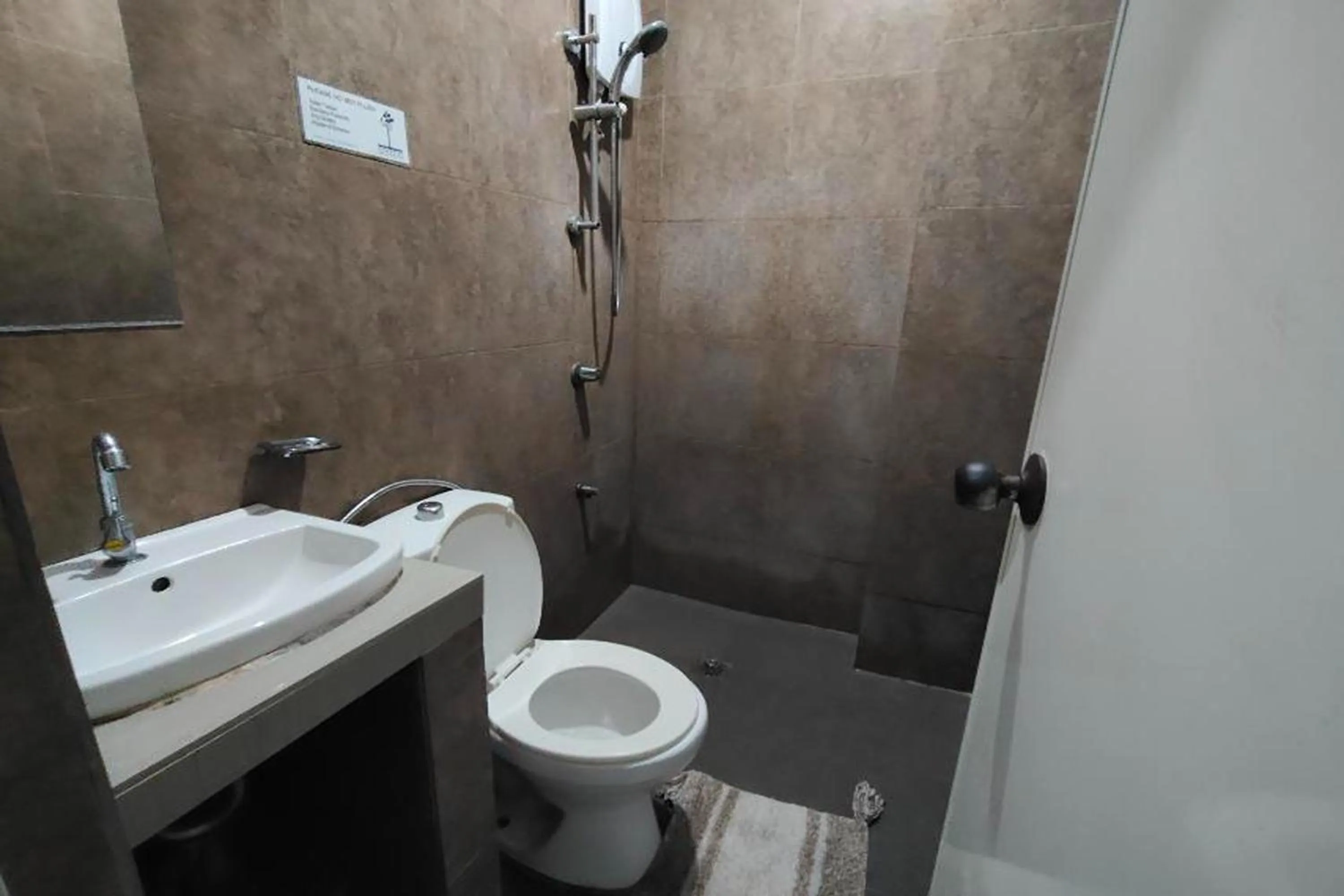 Shower in Boracay Backpackers