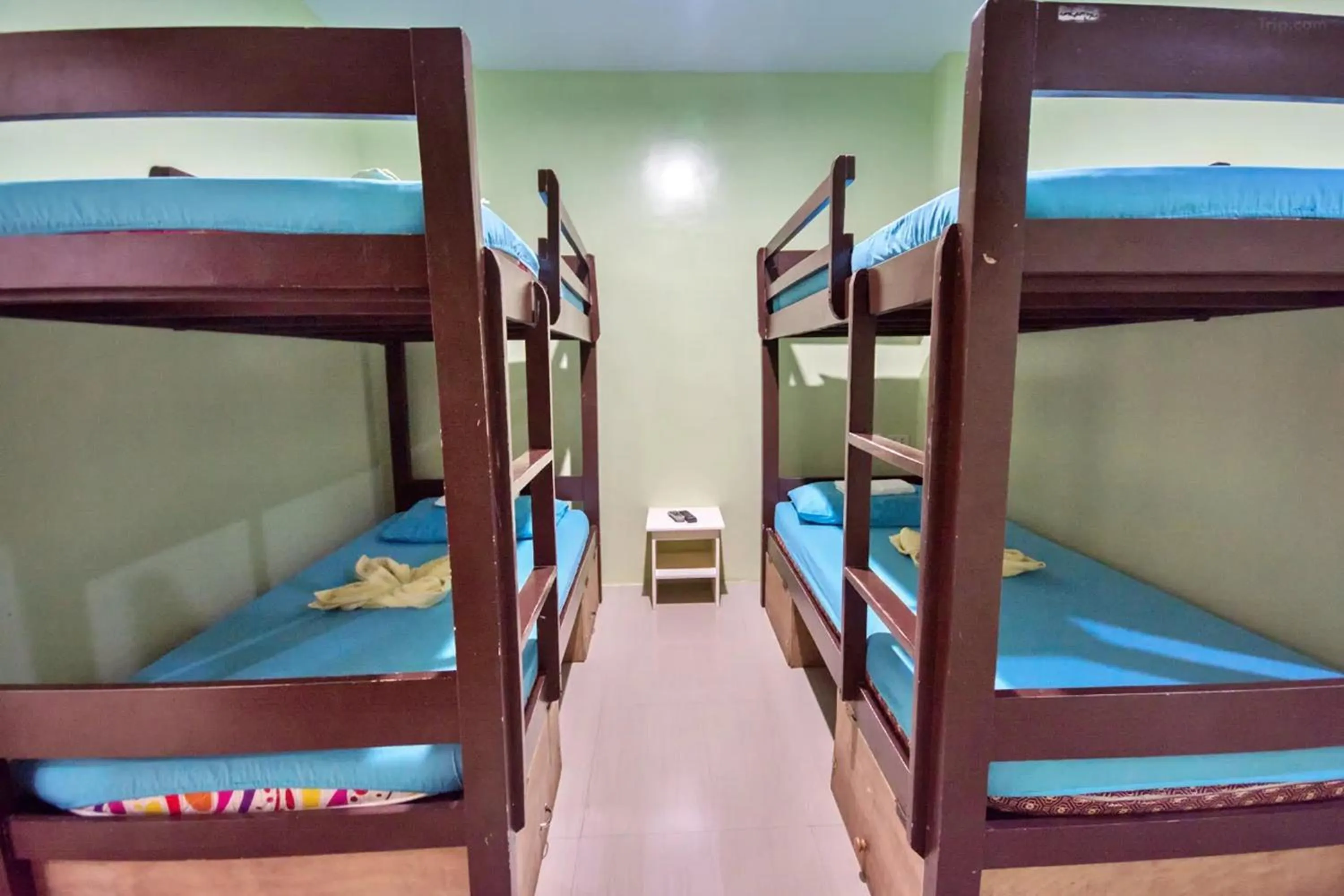 Photo of the whole room, Bed in Boracay Backpackers