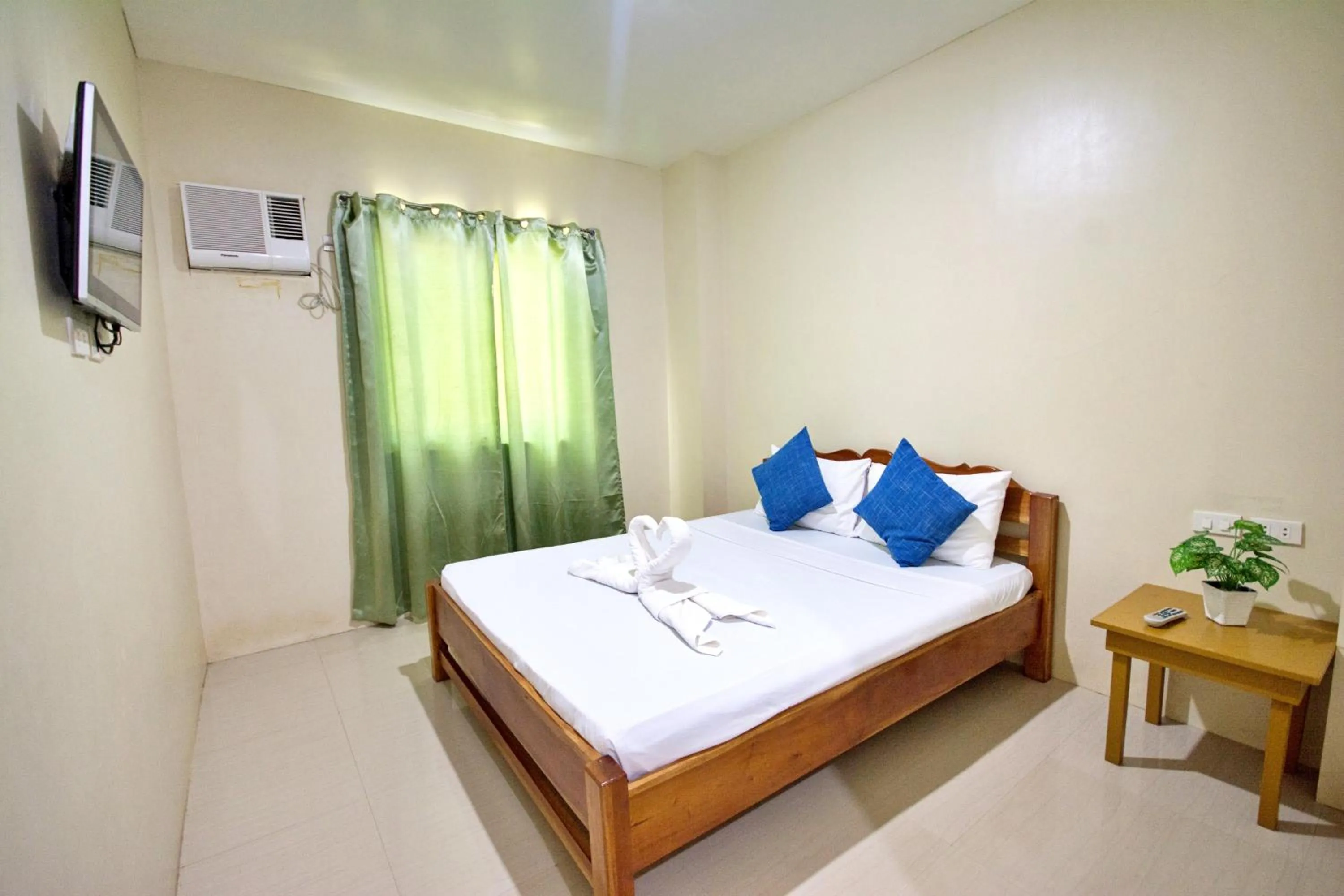 Photo of the whole room, Bed in Boracay Backpackers